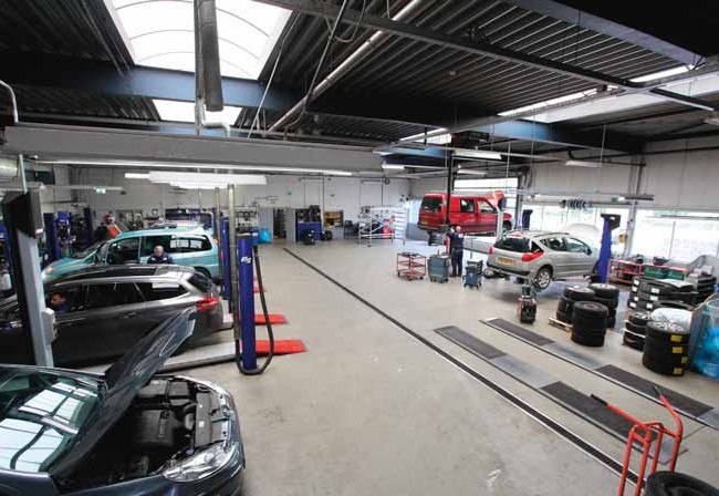 De werkplaatscapaciteit van Autobedrijf Van Tilborg voldoet niet meer. Uitbreiden kan niet, verbouwen wel. In het Hemelvaartweekend nemen de medewerkers samen met equipmentleverancier Mectec de werkplaats onder handen.