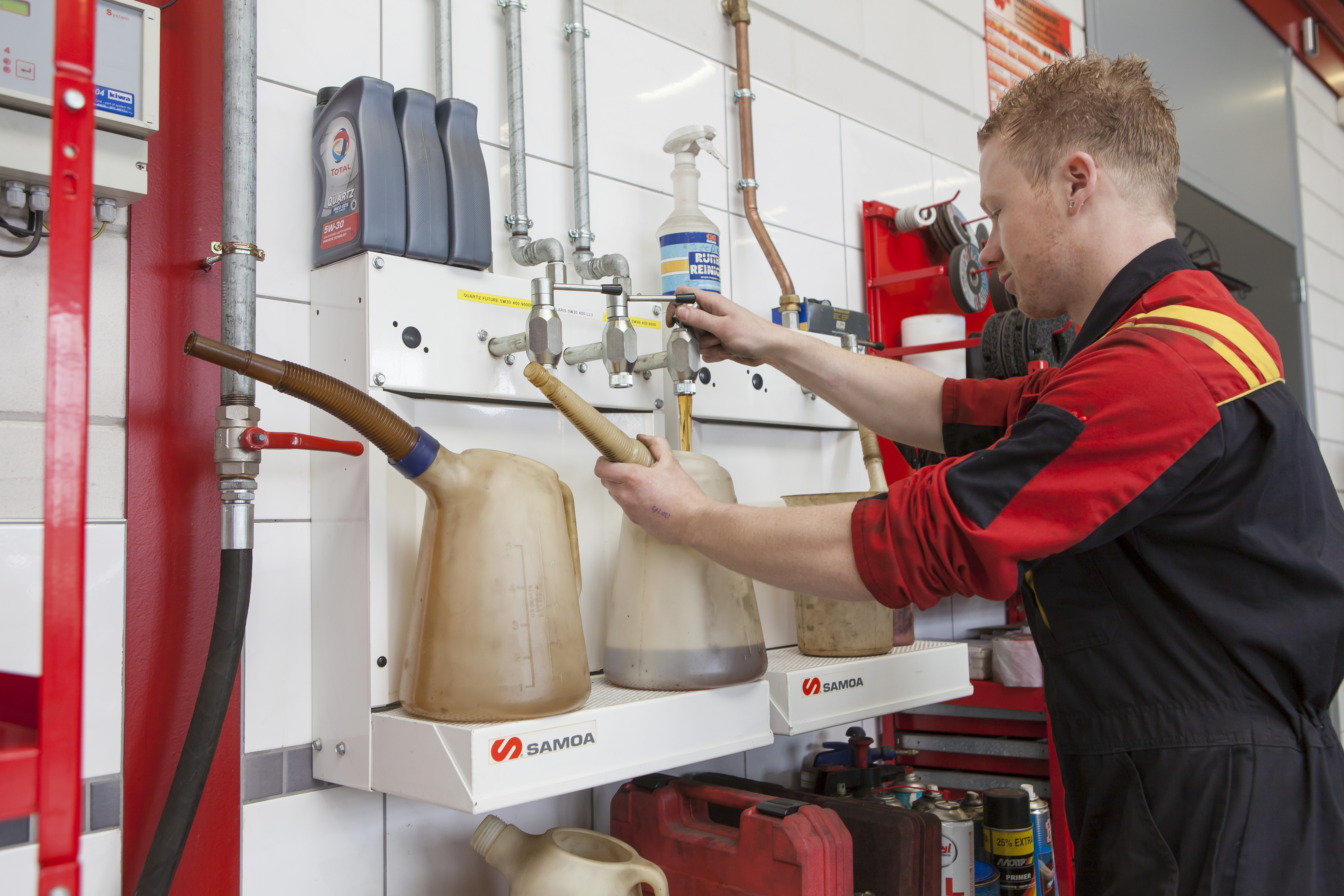 Opslag in bulktanks, 200-litervaten, 60-litervaten of jerrycans? En hoe zorg je ervoor dat iedere auto de juiste motorolie krijgt?