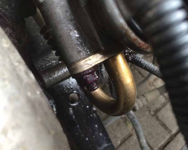 Henk: “De moeren van deze EGR-klep kwamen een stuk makkelijker los na het inspuiten met Reactor en WD-40.”