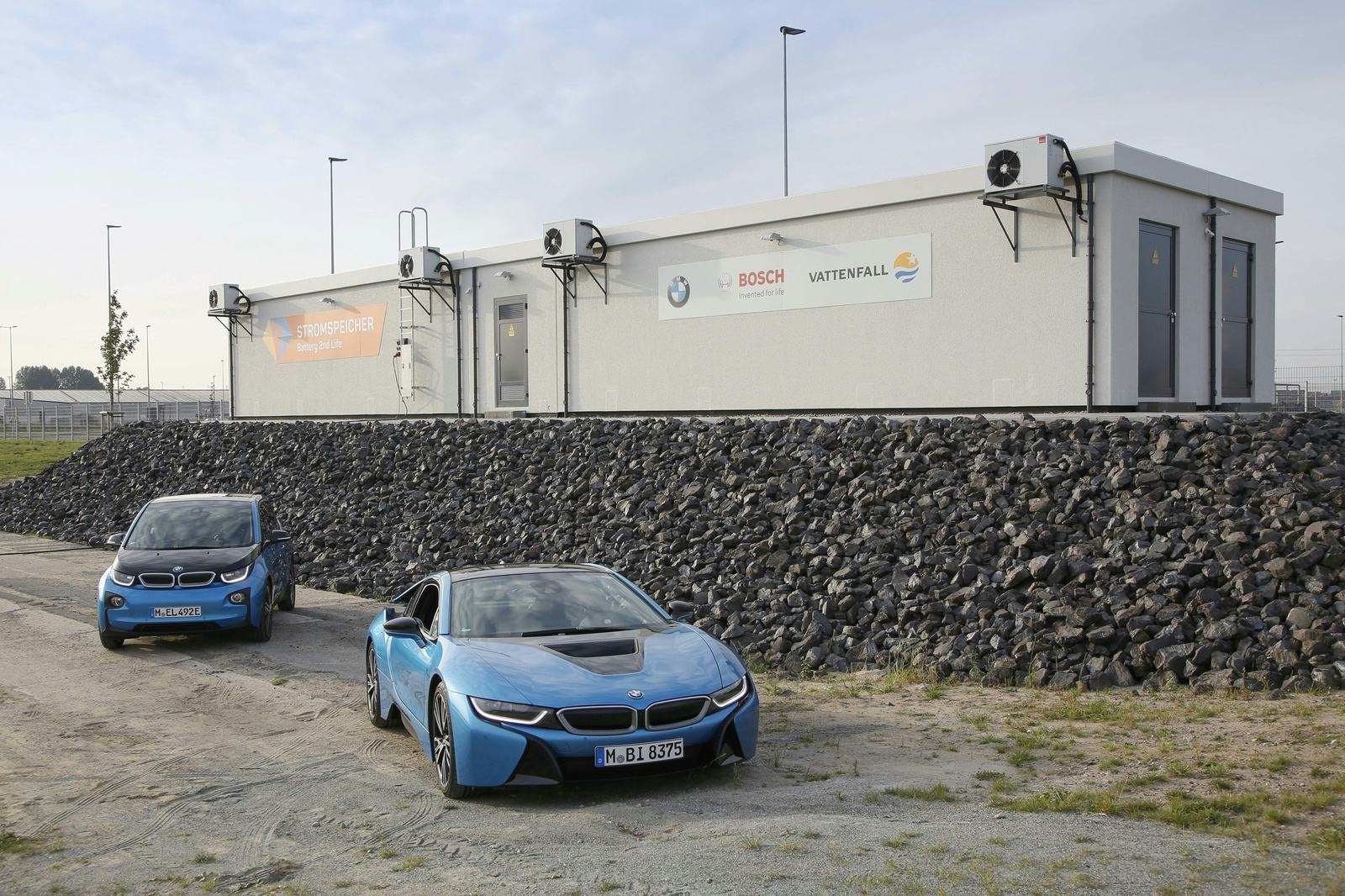 De door Vattenfall, BMW en Bosch opgerichte opslaginstallatie bevindt zich nabij het Steinwerder Cruise Centre en zal in de toekomst de nodige elektriciteit leveren om de stabiliteit van het elektriciteitsnet te garanderen.