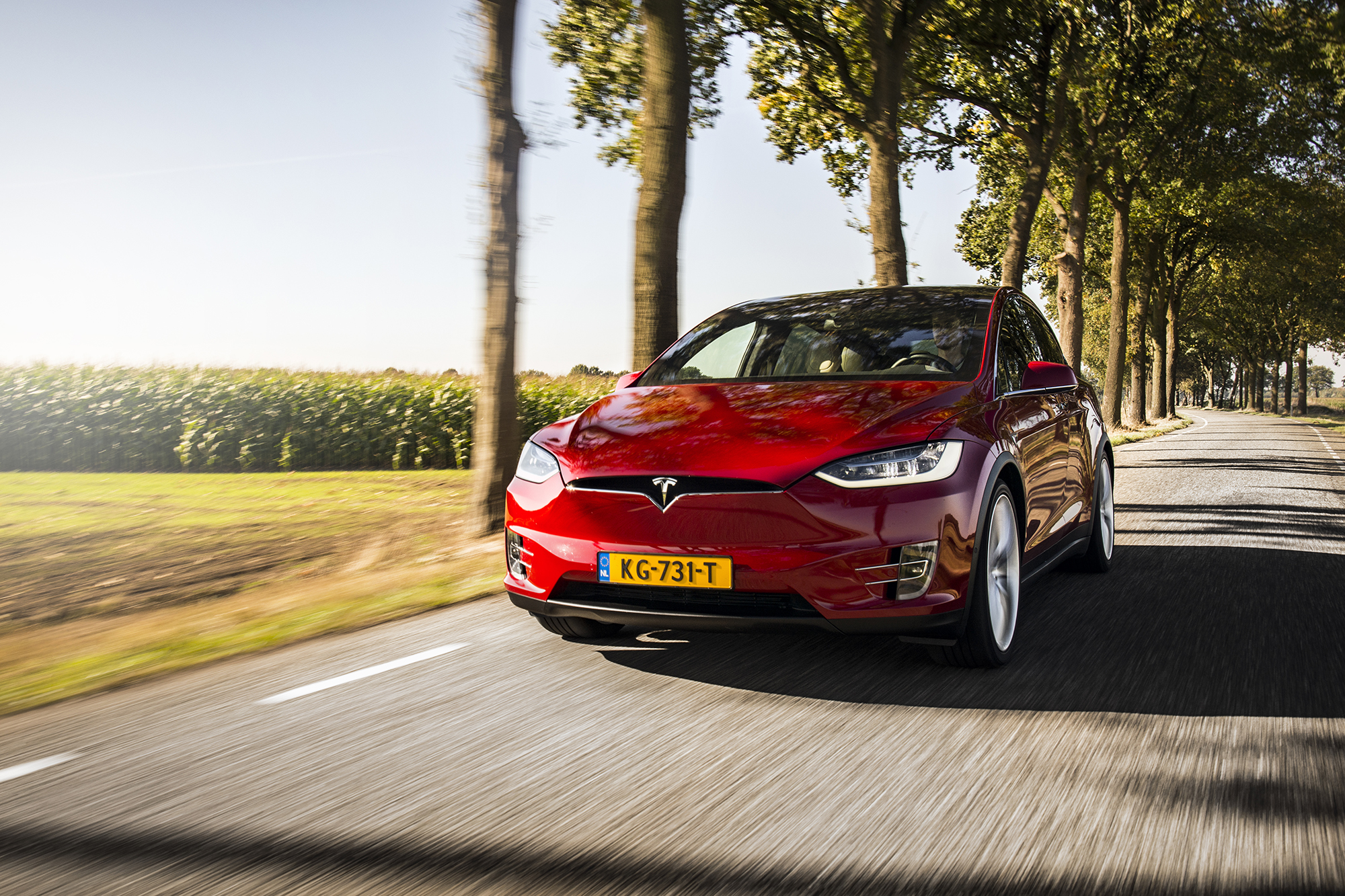De Tesla Model X is sinds deze zomer leverbaar en een erg bijzondere SUV. Niet alleen erg ruim, maar de Falcon-Wing doors maken de auto een echte aandachtstrekker. Bekijk de auto nader op AMT Live.
