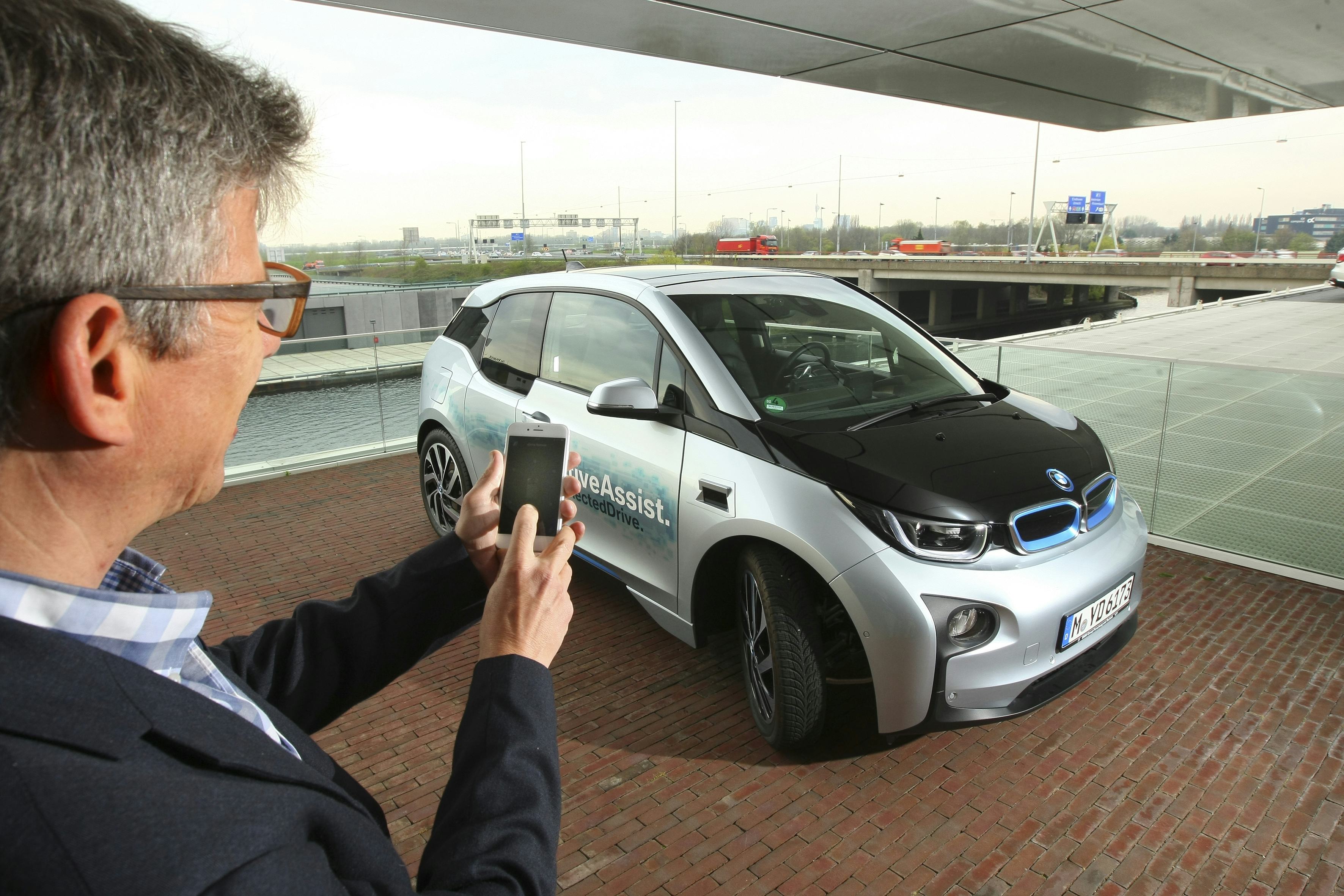 Zet 'm daar maar neer. Steeds meer auto's zijn connected. Wat betekent dat voor het autobedrijf?