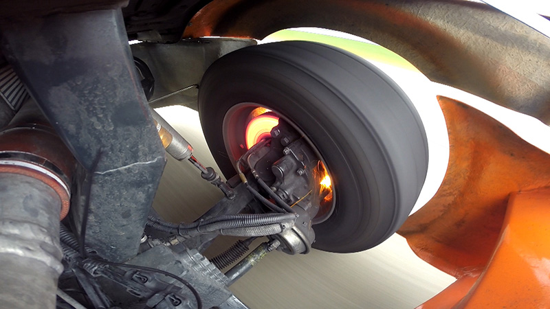 De Febi remschijf 12731 voor bedrijfsvoertuigen werd op een testbaan voor bedrijfsvoertuigen gemonteerd op de racetruck van coureur Gerd Körber.