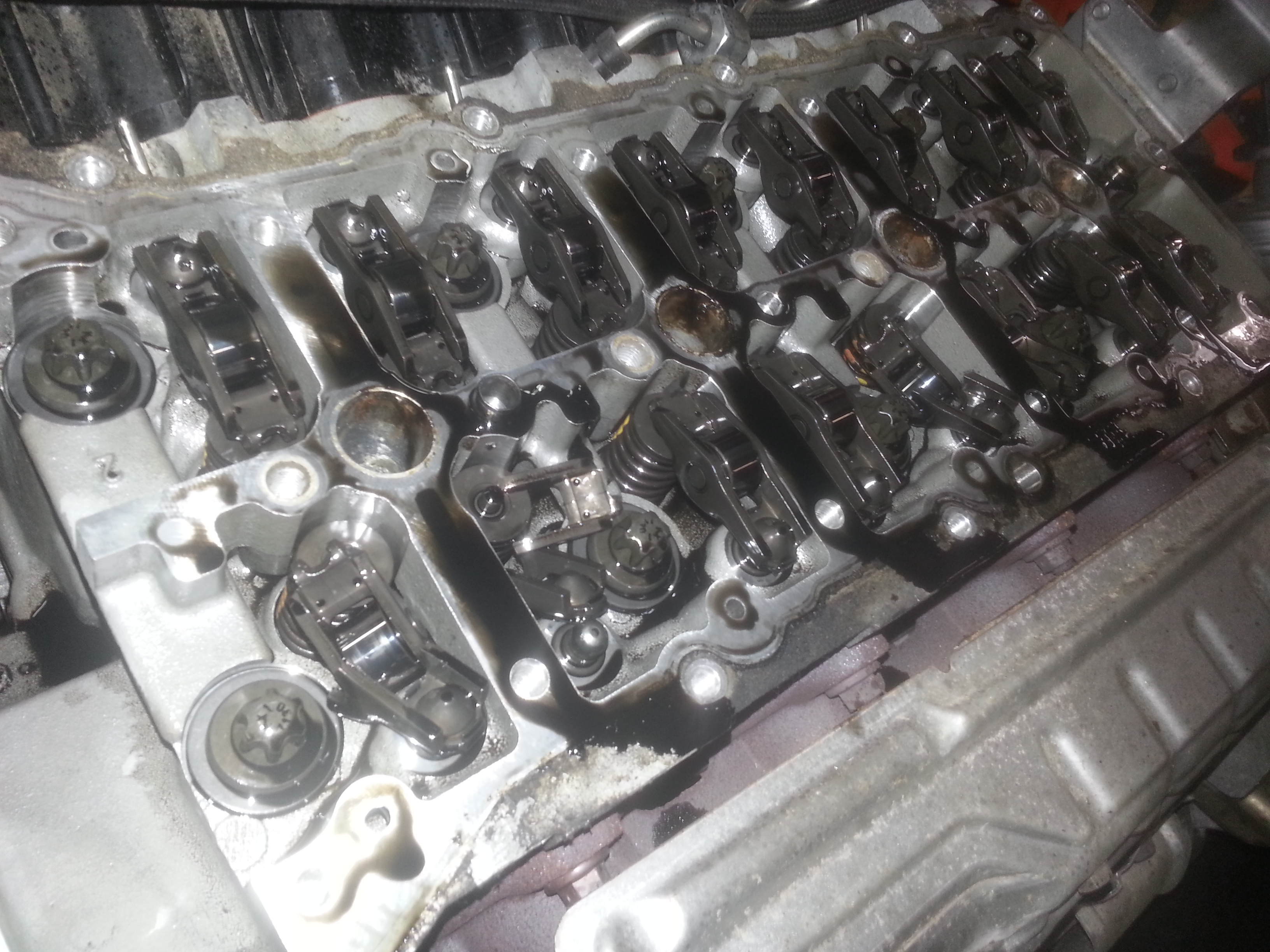 Sommige autobedrijven reviseren zelf, andere besteden de werkzaamheden uit. Wat doe jij?