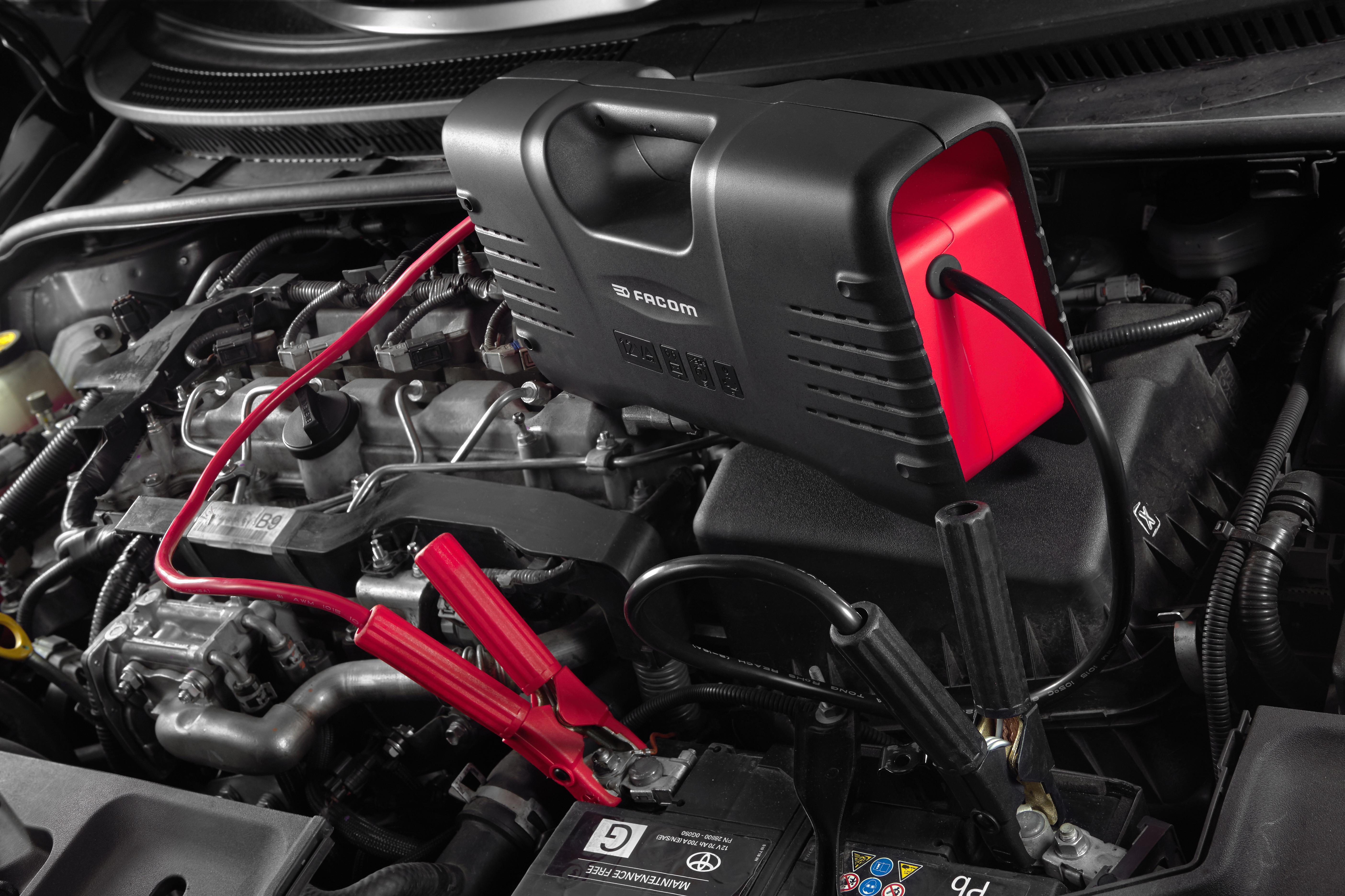 De Booster van Facom slaat de restenergien in een accu op en geeft die in een keer af, voldoende om een motor te starten. 