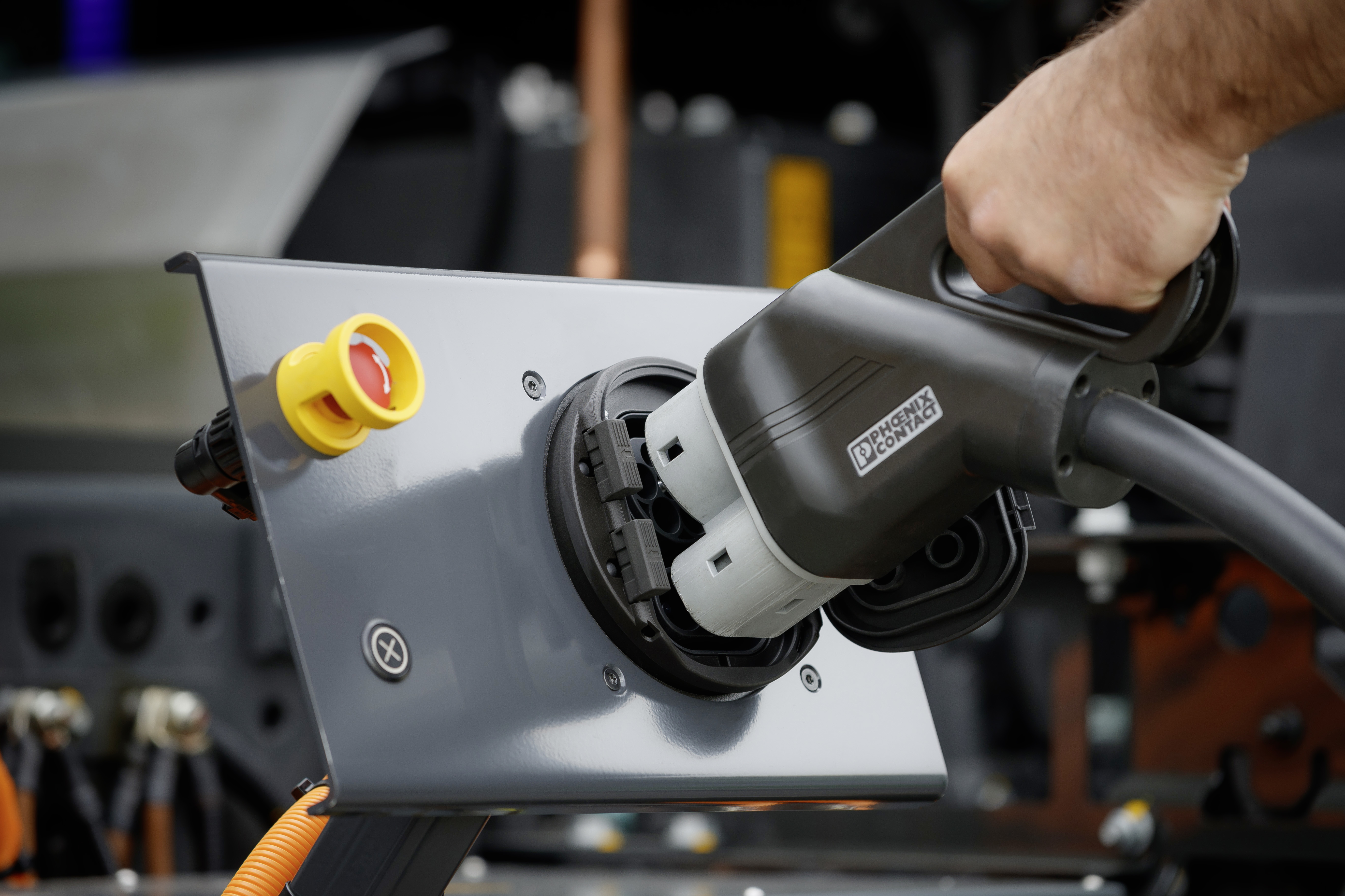 De CCS stekker, bovenaan voor wisselstroom en onderaan voor (snellaad) gelijkstroom wordt ook op trucks gebruikt, hier bij Mercedes-Benz.