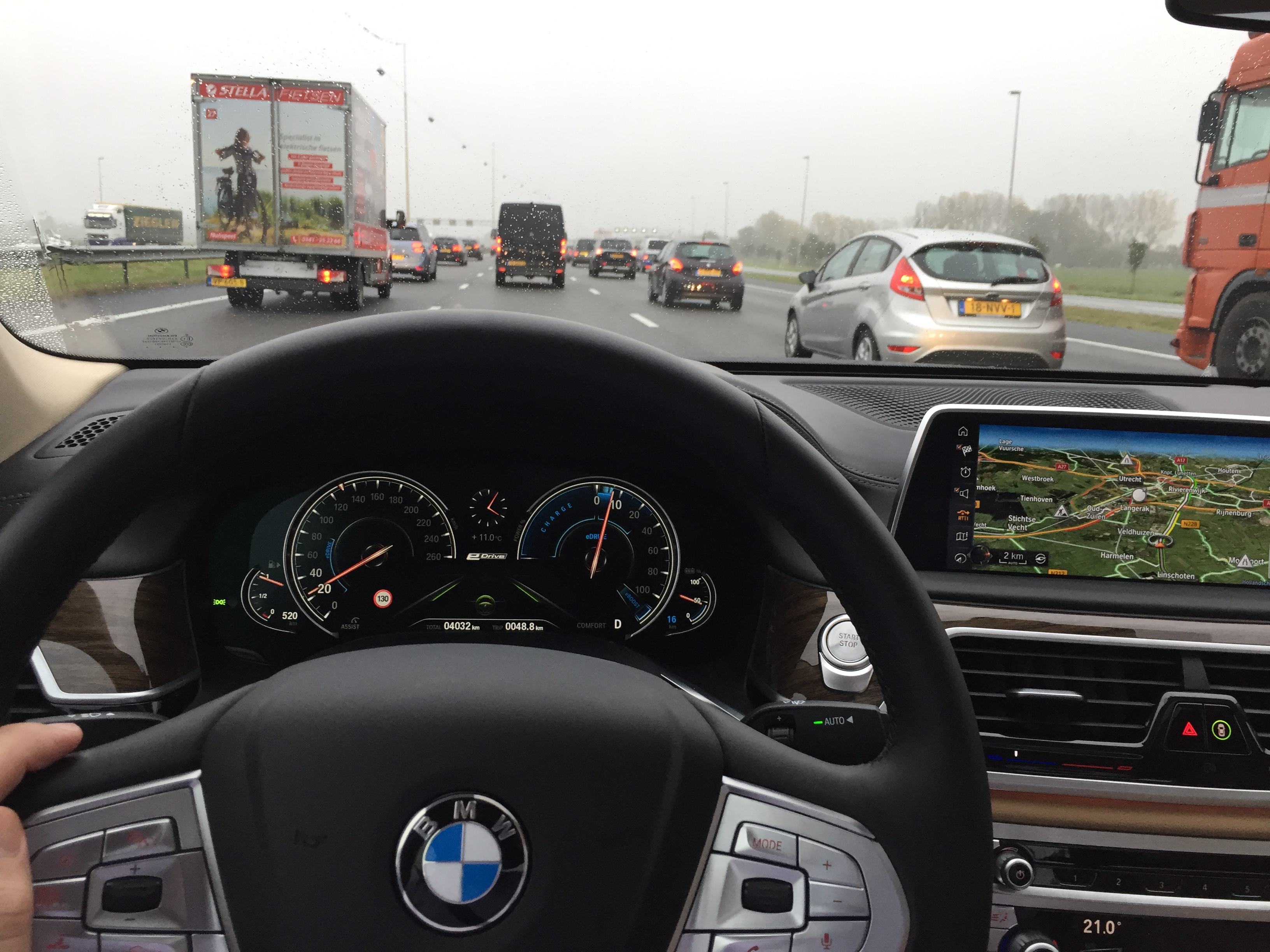 Semi-autonoom (level 2) de file door met wel de hand licht aan het stuur in een BMW 740Le. Wanneer geven we het stuur echt uit handen?