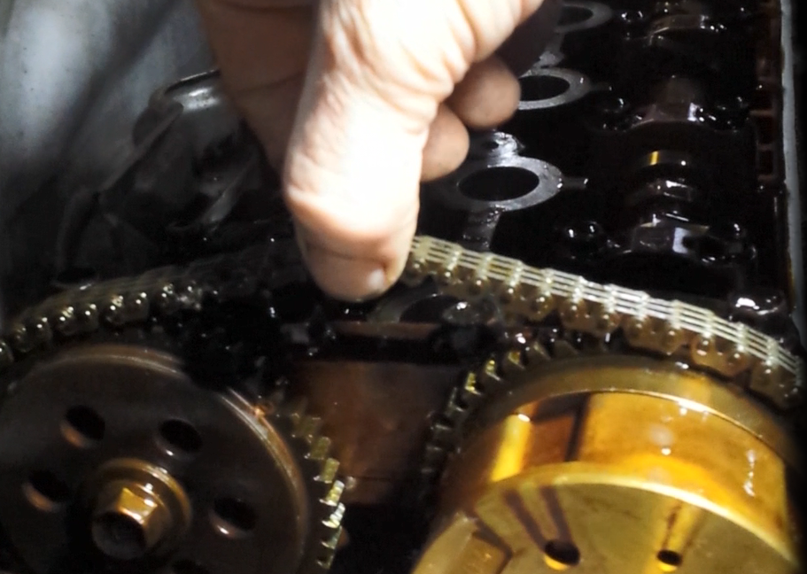 Oei, dat is forse kettingrek bij deze Kia Cee'd. Maar hoe kwam NIels bij de oplossing en waarom werd hij op het verkeerde been gezet?