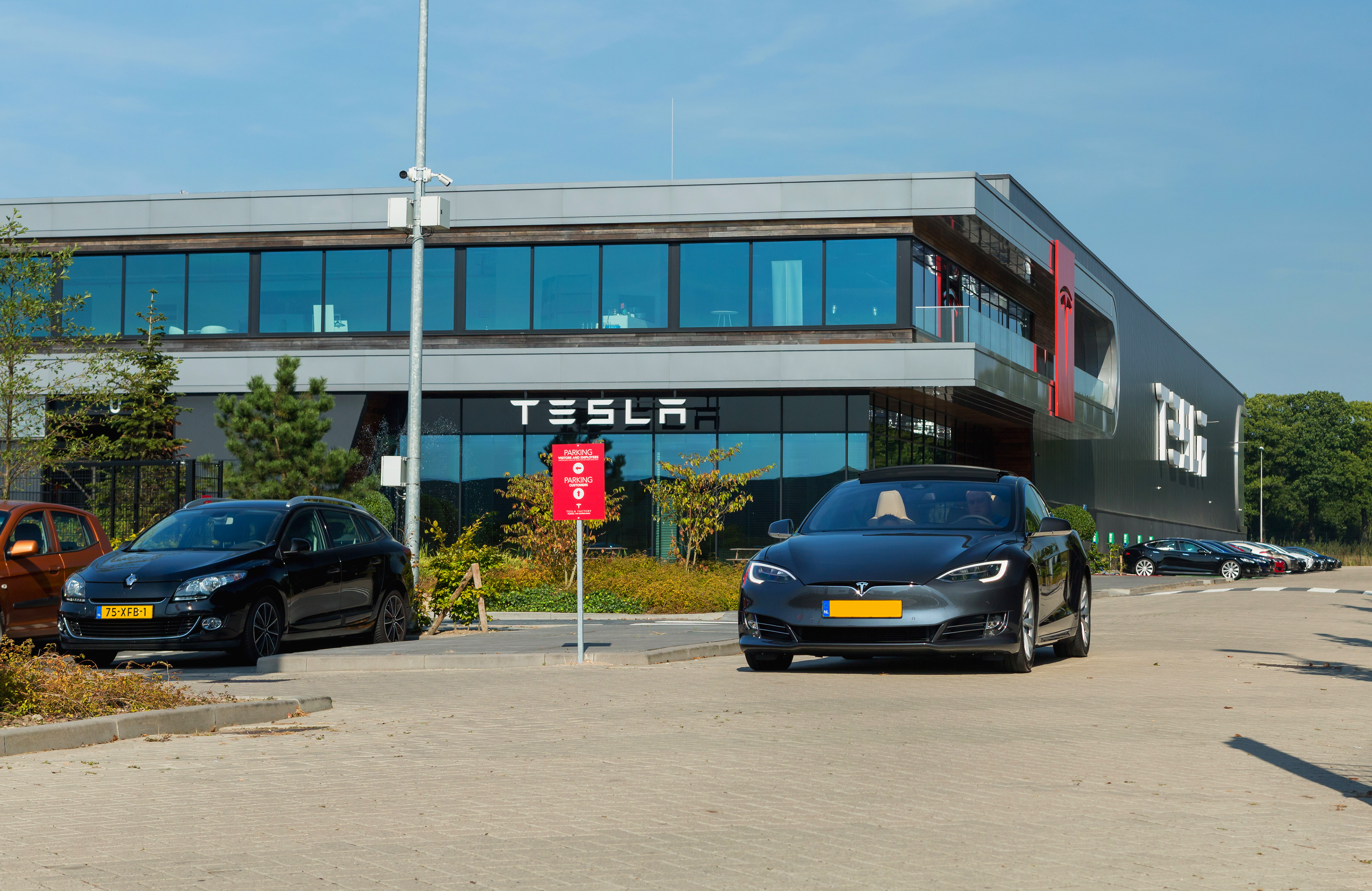 De Tesla Motors assemblagefabriek in Tilburg.