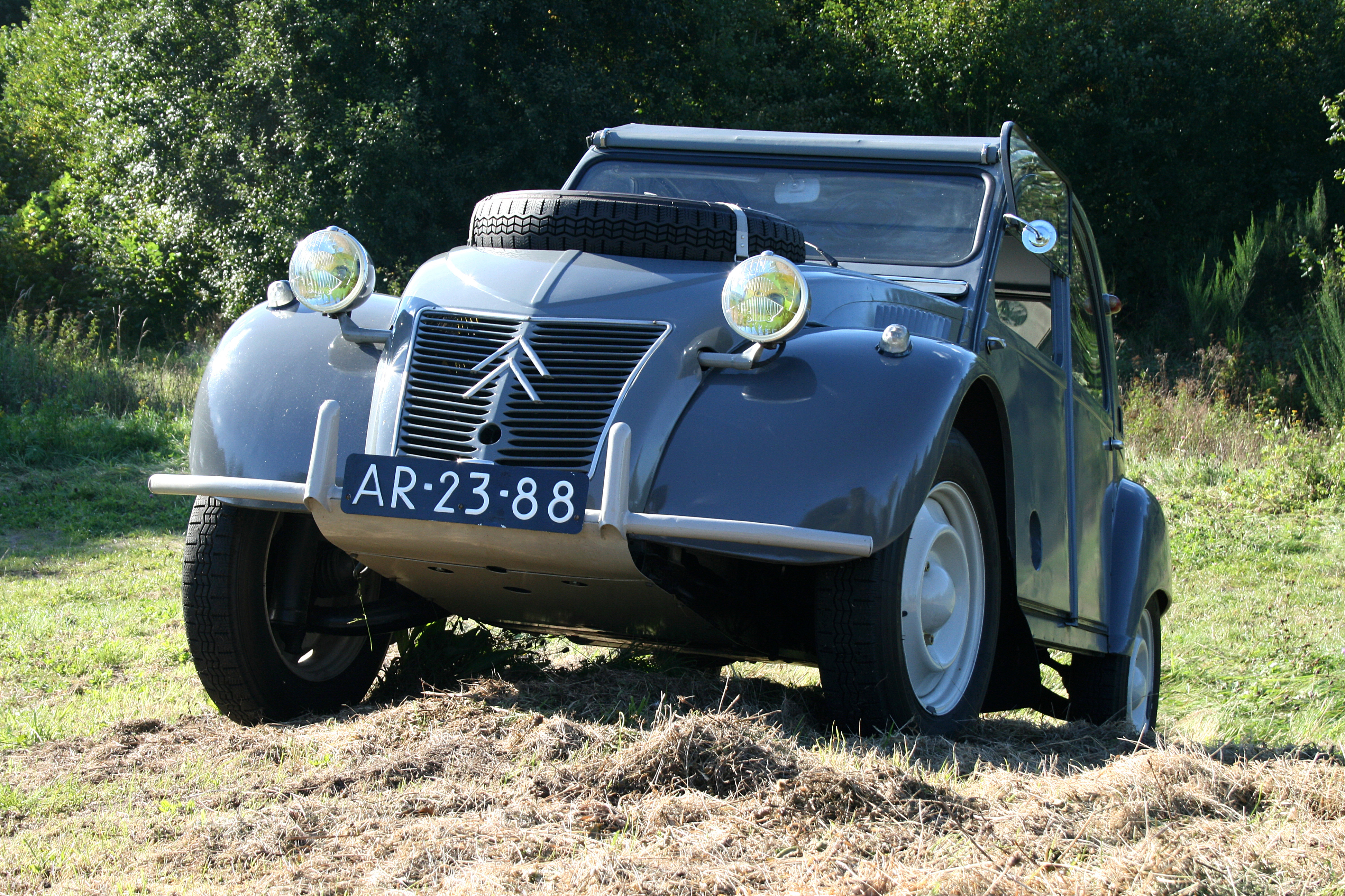 Sahara’s staan hun mannetje in het terrein. Ze zijn peperduur en herkenbaar aan het reservewiel op de (voorste) motorkap, de door de voordeuren stekende vulhals van de benzinetank, de uitgesneden achterspatborden en de luchtroosters in de C-stijl.