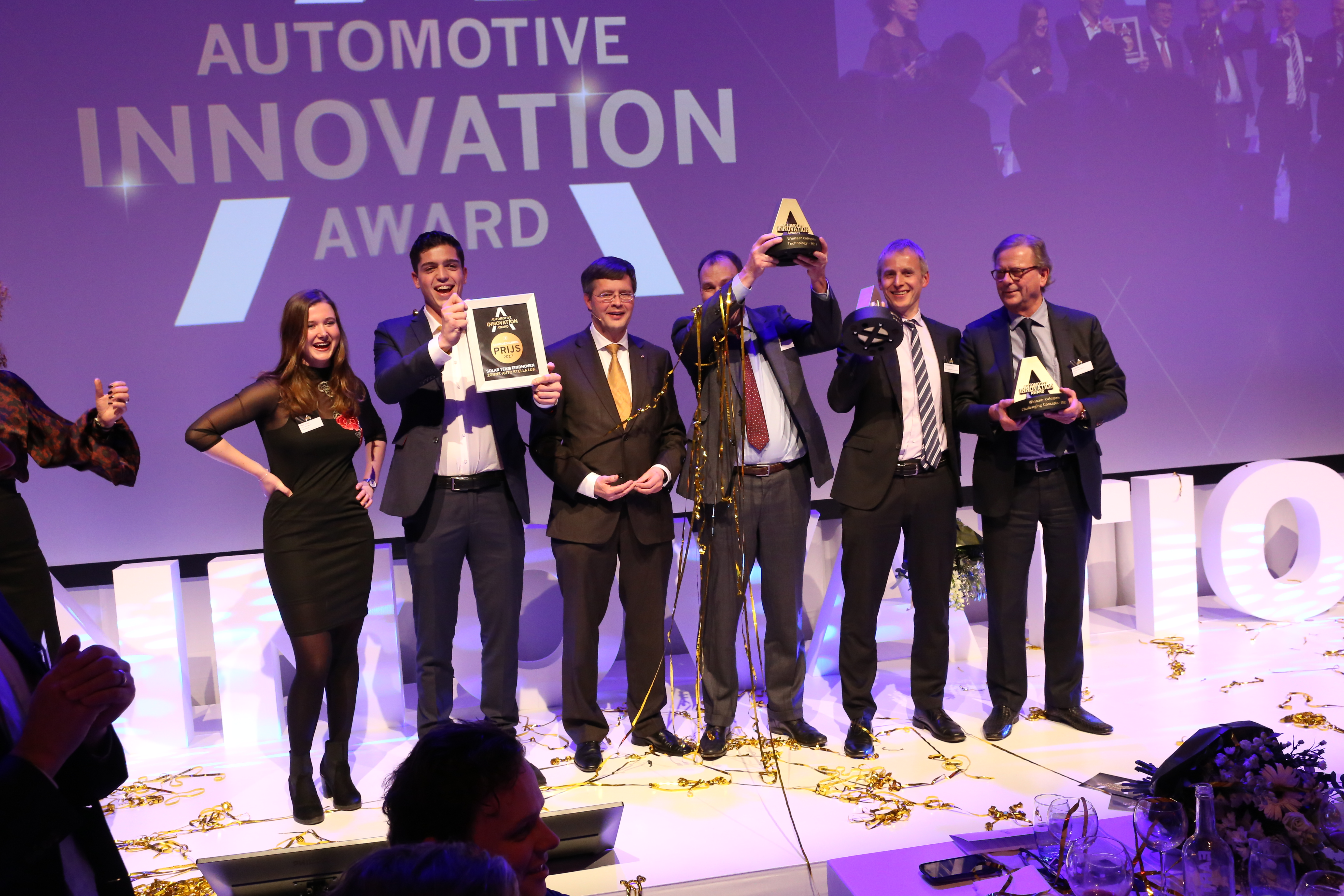 De prijswinnaars op het podium verzameld, inclusief op de voorgrond het Solar Team van TUe. 