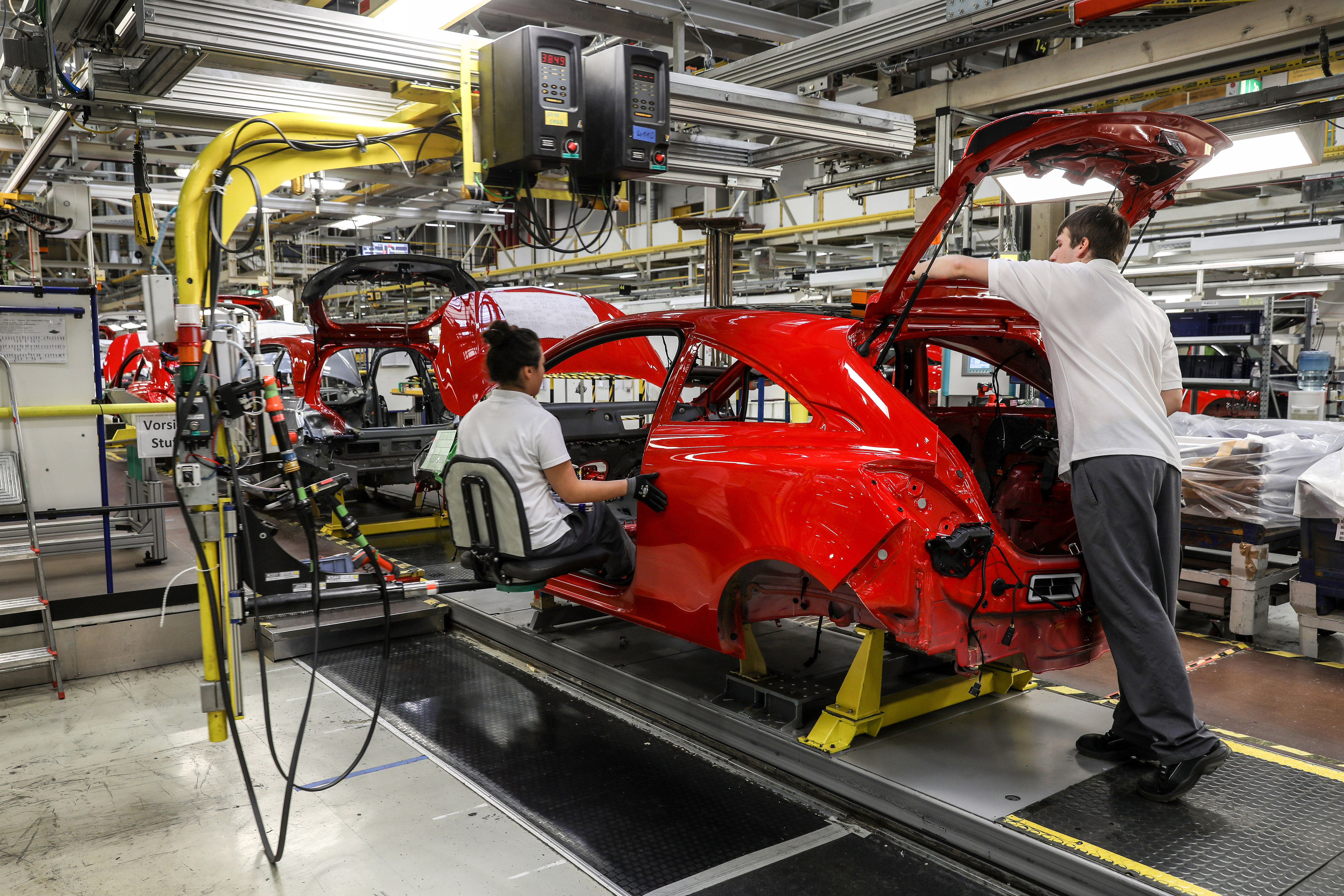 Werknemers van Opel aan het werk in de productiefaciliteit van Opel in Eisenach.