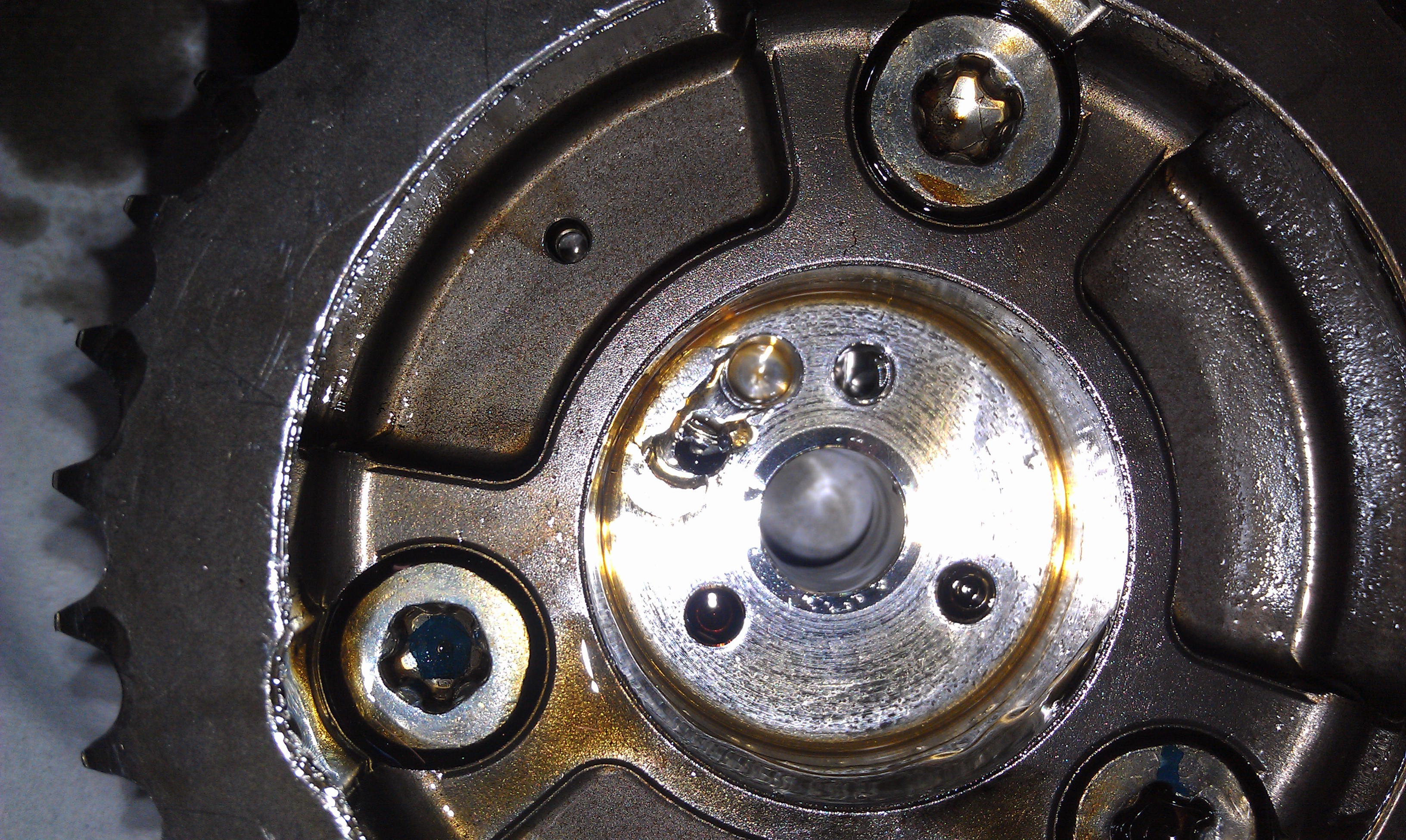 Door verkeerde montage is de versteller beschadigd geraakt. Hierdoor werkt de inlaatverstelling niet snel genoeg meer met een uitvallende motor als gevolg.