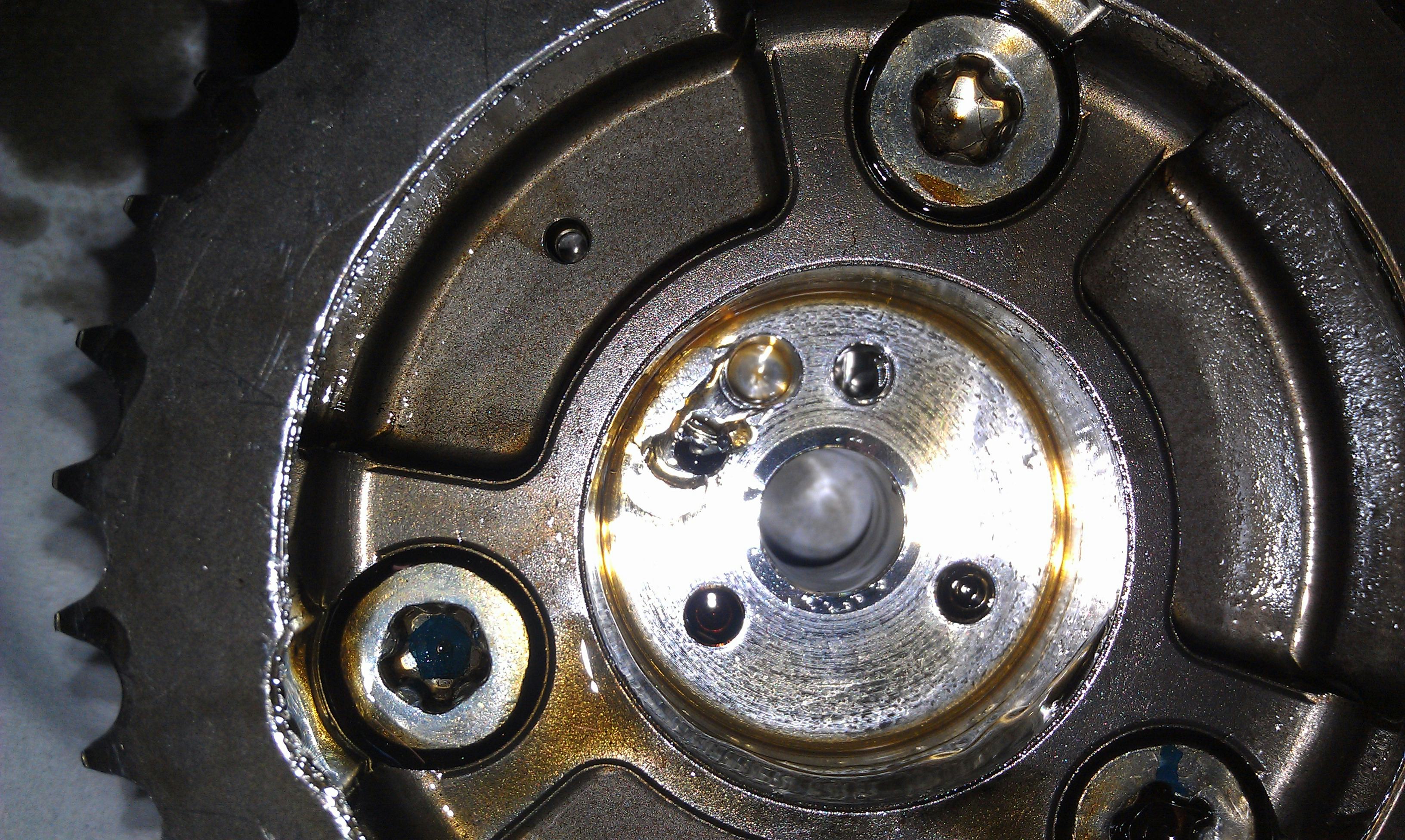 Door verkeerde montage is de versteller beschadigd geraakt. Hierdoor werkt de inlaatverstelling niet snel genoeg meer met een uitvallende motor als gevolg.