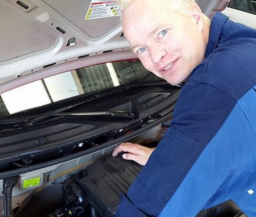 “Vooral bij vochtig en koud weer springen er spontaan barsten in mijn handen”, zegt allround autotechnicus Erwin Wolting. Heeft hij baat bij de nieuwe reiniger voor gevoelige handen van Dreumex?