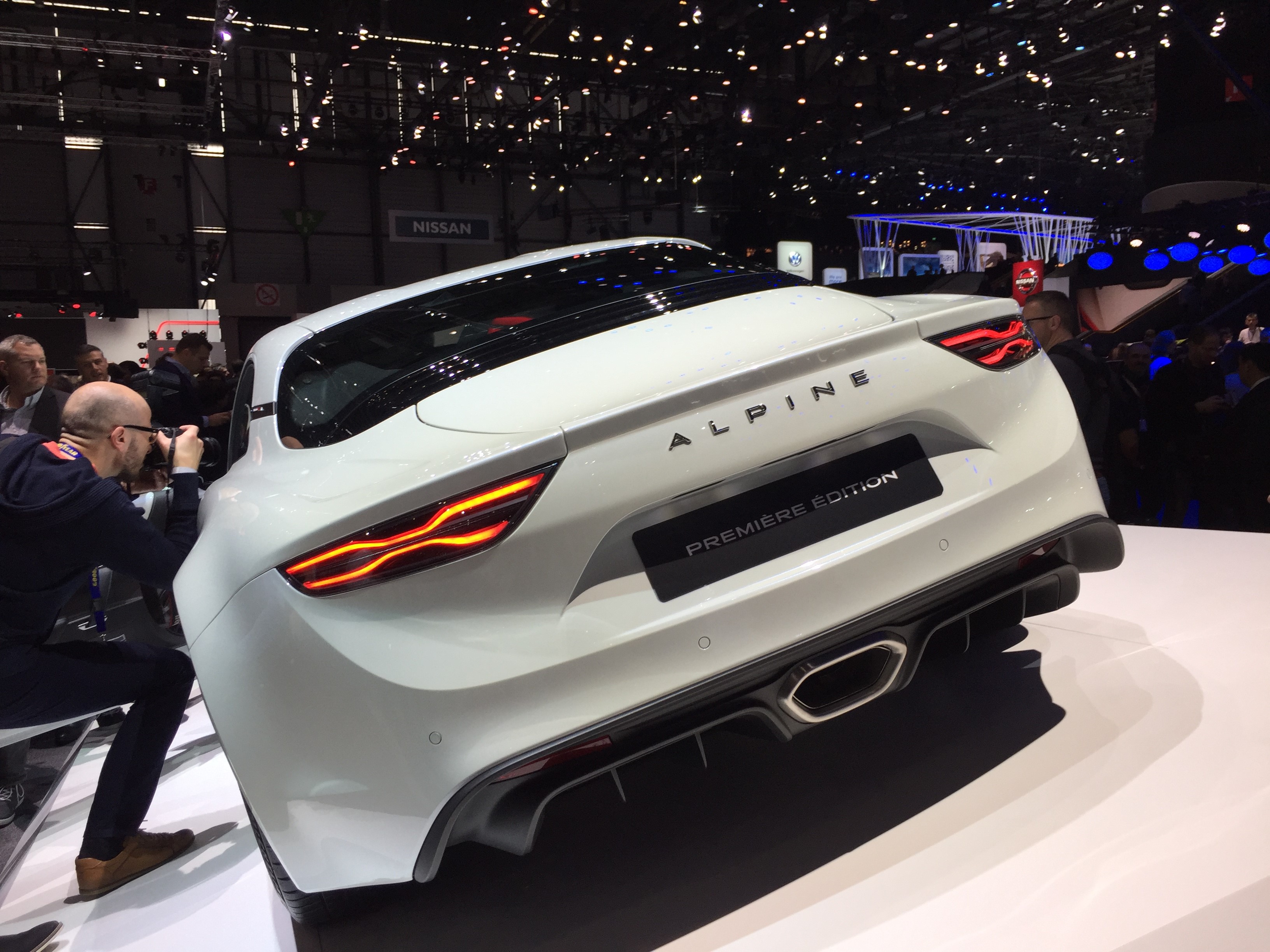 Een van de grote primeurs op de Autosalon van Genève, de reïncarnatie van Alpine. Prestaties zijn uitstekend, maar ook de uitstoot werd opmerkelijk duidelijk benoemd.