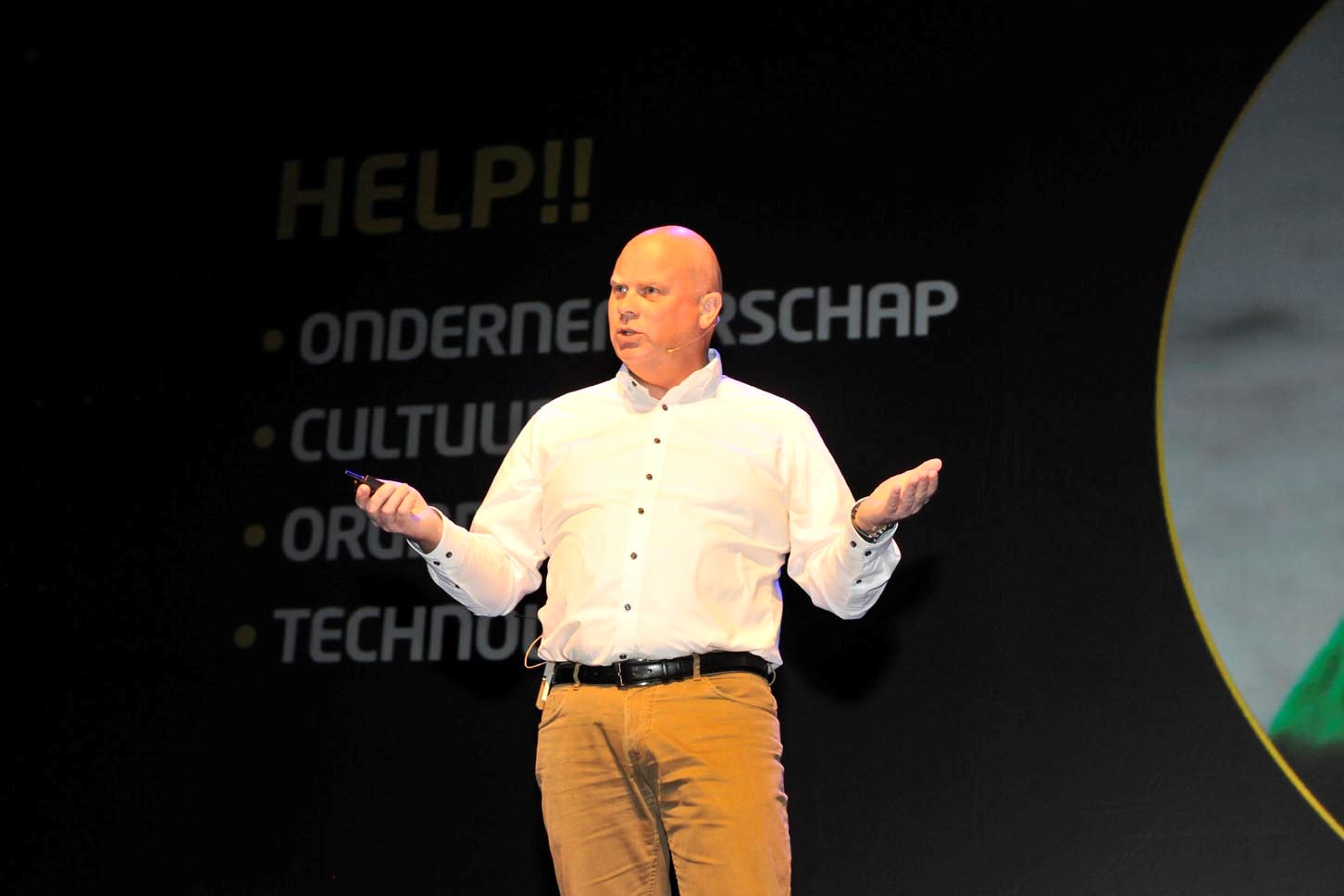 Dick ten Hove (Fleet Support) toont hoe klantdata eerst slechts afval leek. Na innovatiesessies met personeel en klanten ontstond YOR24 die data omzet in inzicht. Het resultaat: 165% groei, 65% brutomarge. En dat met ‘afval’.