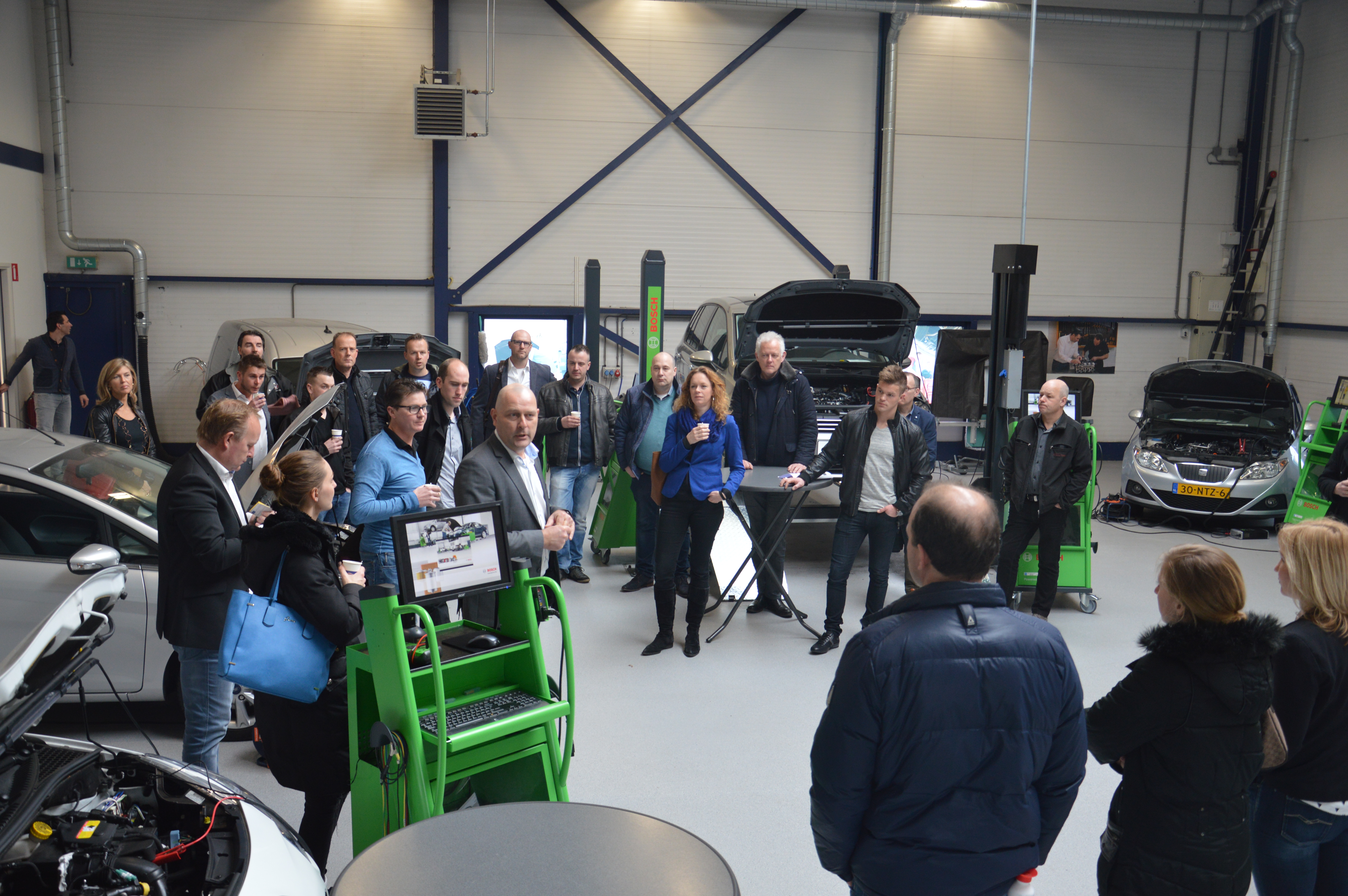 Grip op je Autobedrijf: Coach Hans Zonneveld trapt af in de Amsterdamse werkplaats van Automotive Academy.
