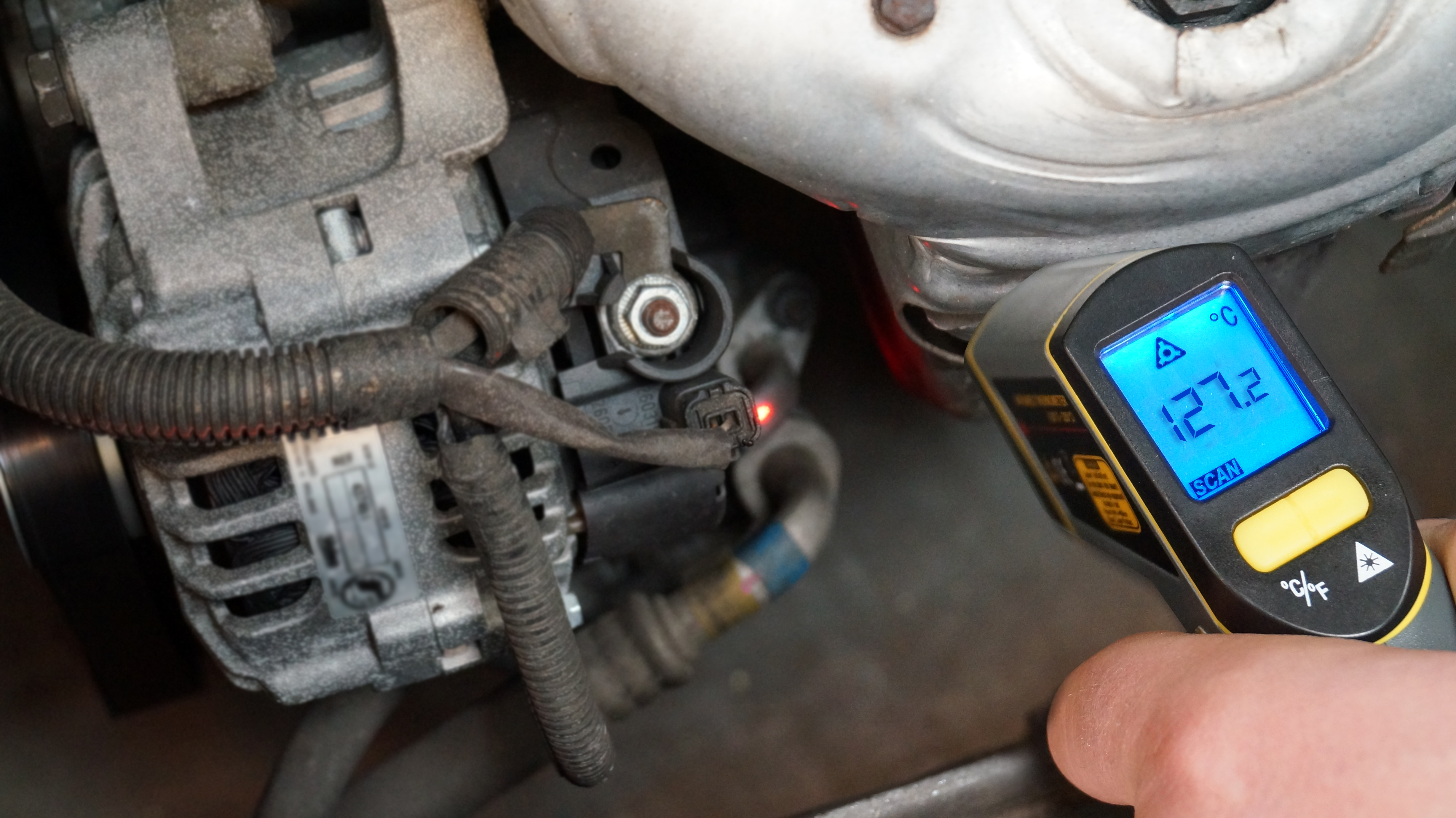 Met een digitale infraroodthermometer kun je componenten in het aircosysteem controleren. 