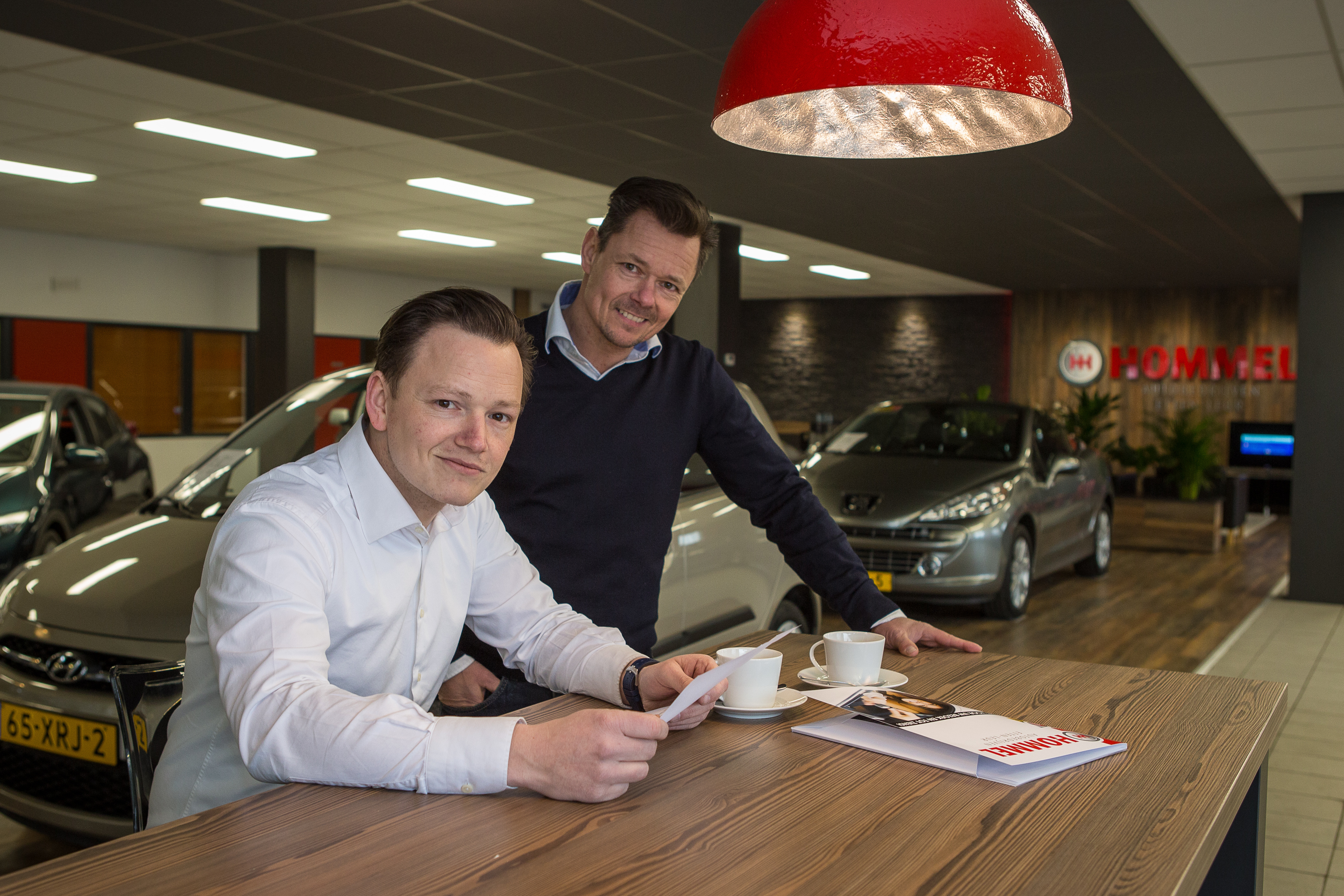 Patrick (rechts) en zijn broer Bram geven leiding aan Auto Hommel en Hommel Autobedrijven. 
