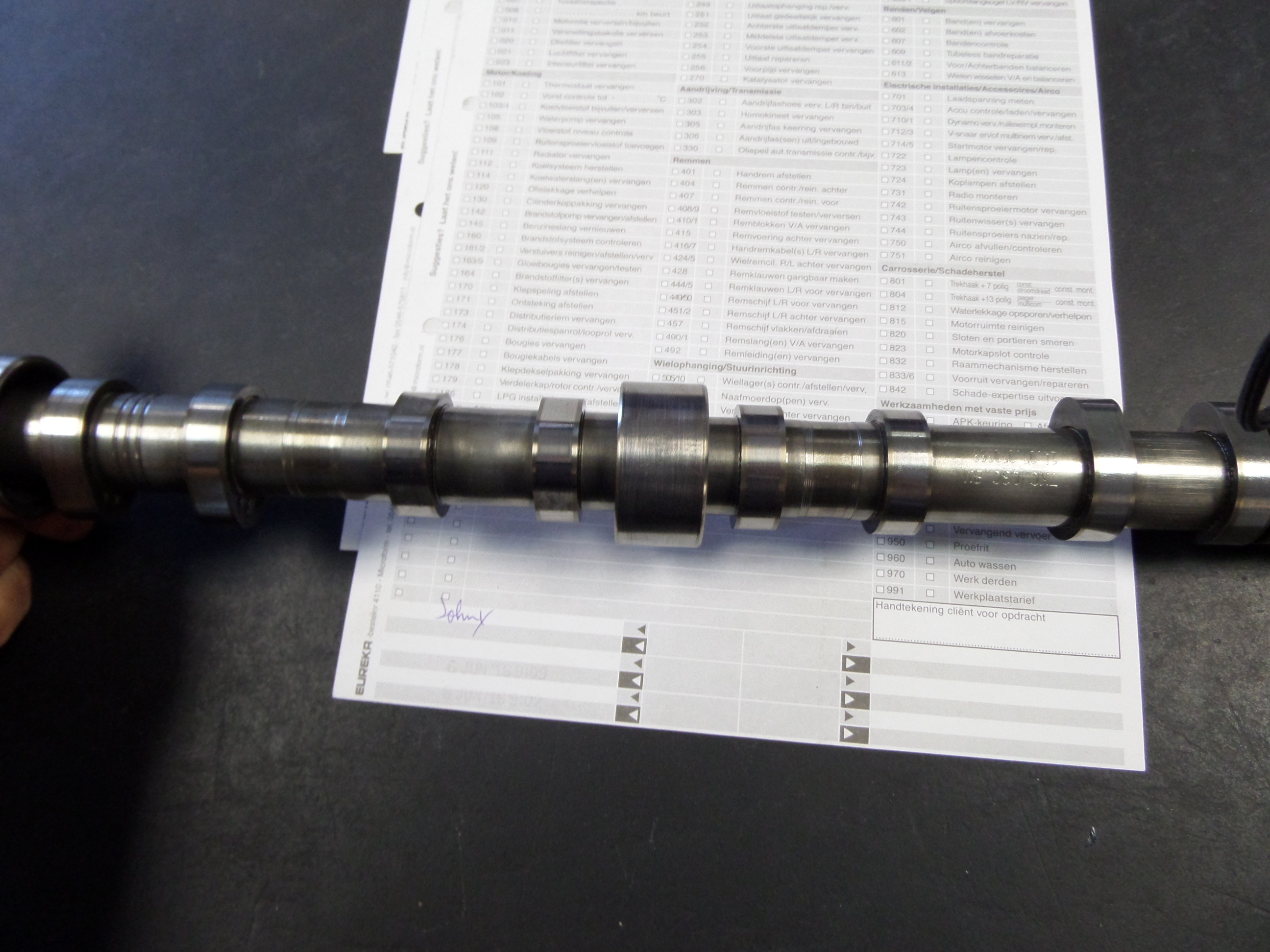 Hier zit het lager keurig in het midden van de uitlaatnokkenas, zoals het hoort.