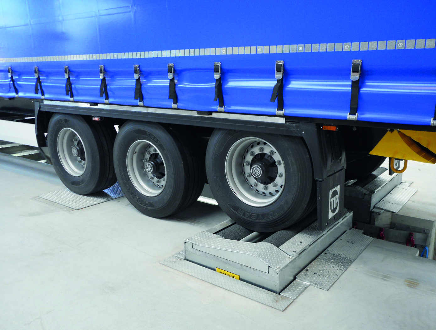 Een liftsysteem bespaart veel tijd bij de APK.