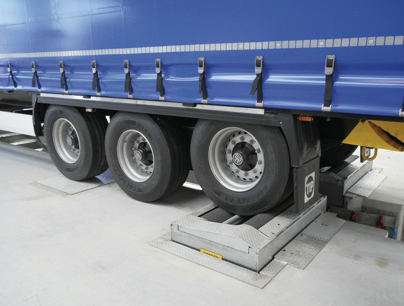 Een liftsysteem bespaart veel tijd bij de APK.