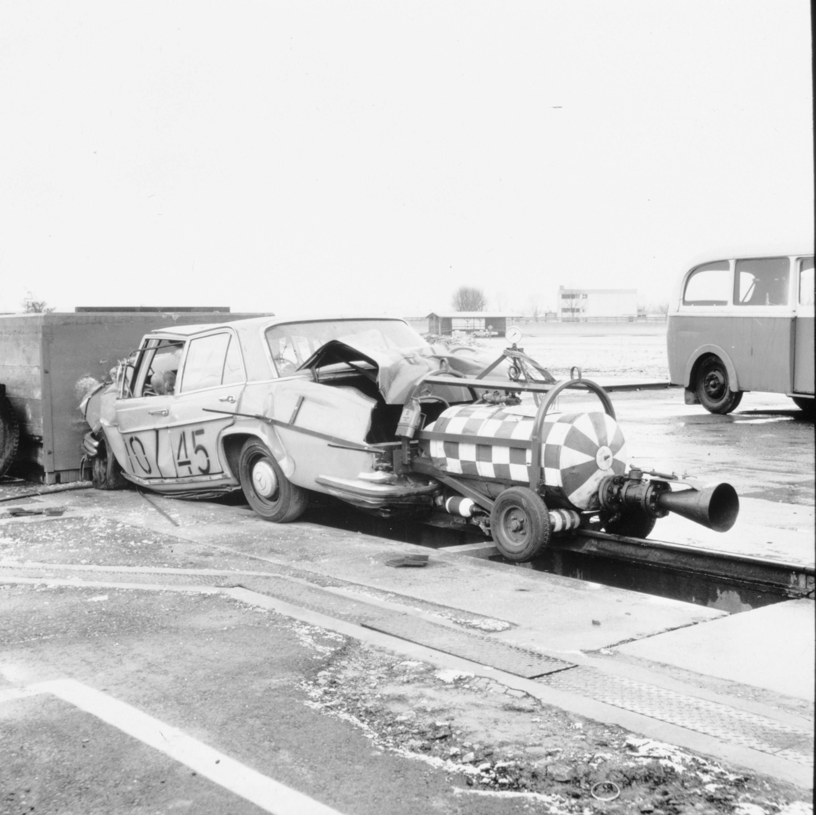 Bij de eerste botsproeven rond 1960 stuwde een stoomraket de auto naar een betonblok. Op deze foto bleef de raket iets te lang actief, de auto kreeg zo ook achterschade. Foutje, bedankt!