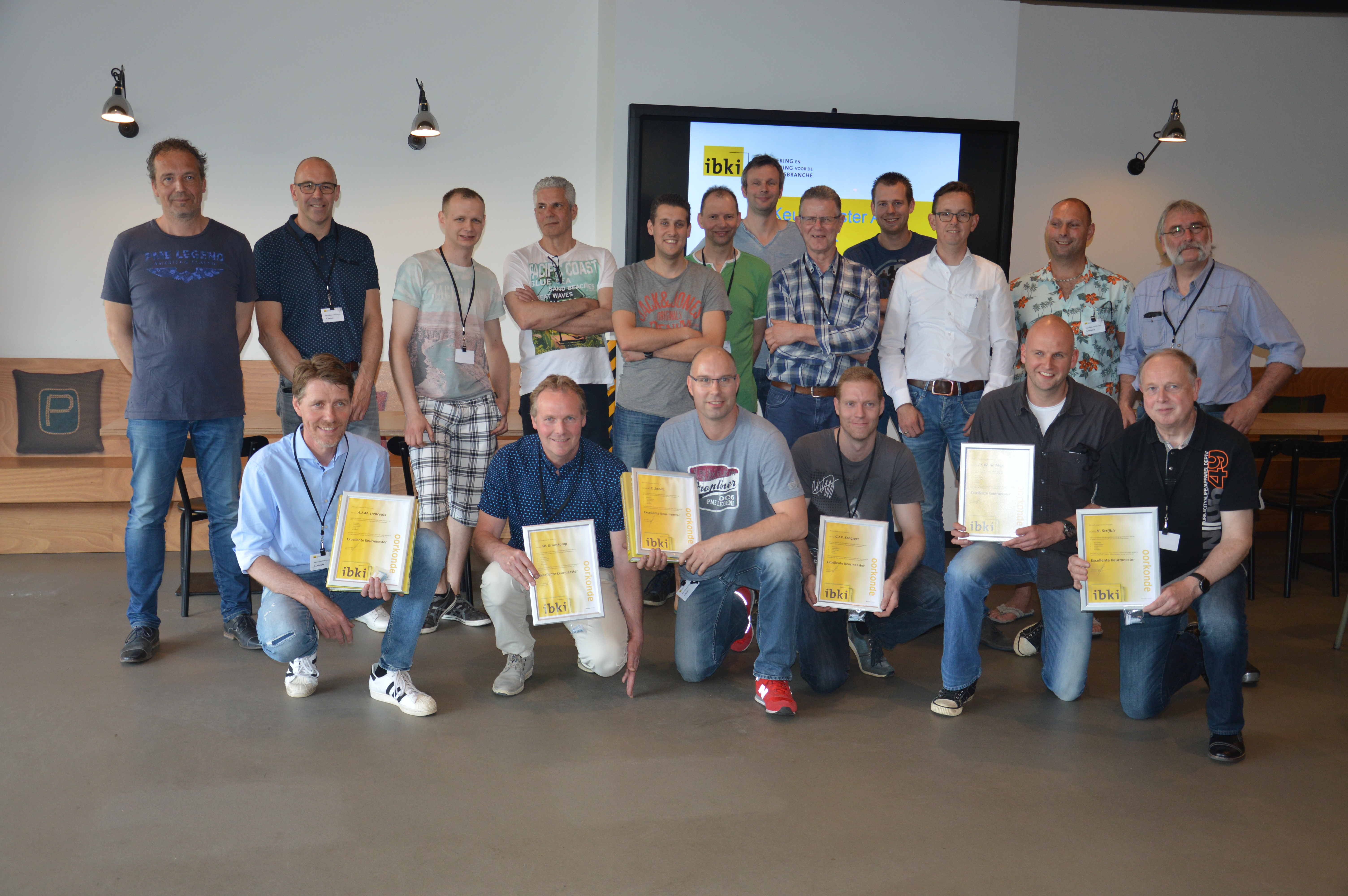 Examen APK bevoegdheidsverlenging kun je doen in Dordrecht, Helmond, Zaandam, Zwolle of Nieuwegein. Geëerd worden als Excellente Keurmeester kan alleen in Nieuwegein. Toch trotseerden 18 van de 32 topkeurmeesters de files om erbij te zijn.