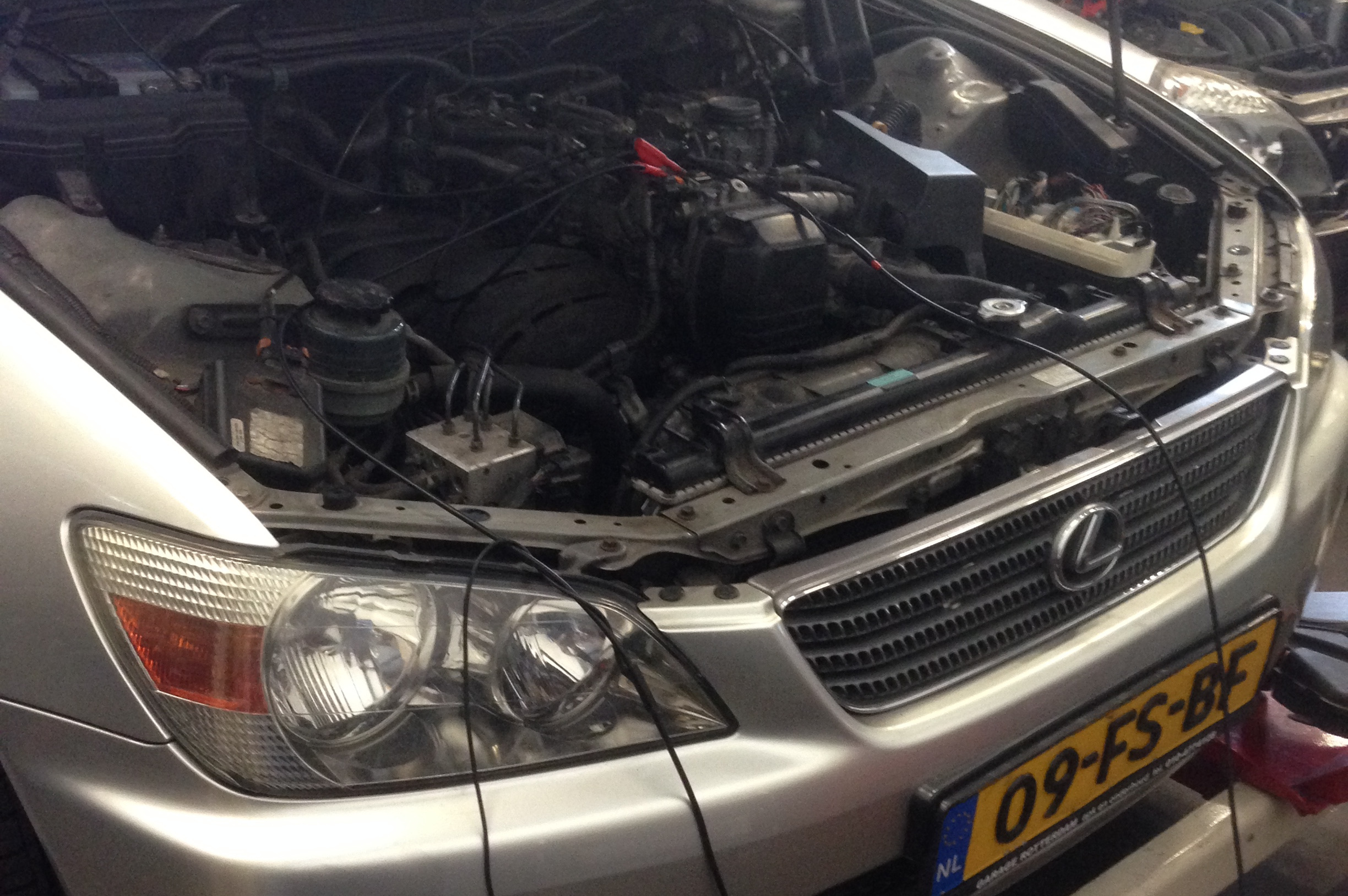 Een Lexus IS200, tweeliter zescilinder 1G-FE, van 2000 slaat aan maar na drie seconden ook weer af. Het EOBD-lampje gaat branden en foutcode P1300 is permanent aanwezig. 
De autotechnicus komt er niet uit en schakelt Ronald van der Linden van Mobiron in voor een oplossing.