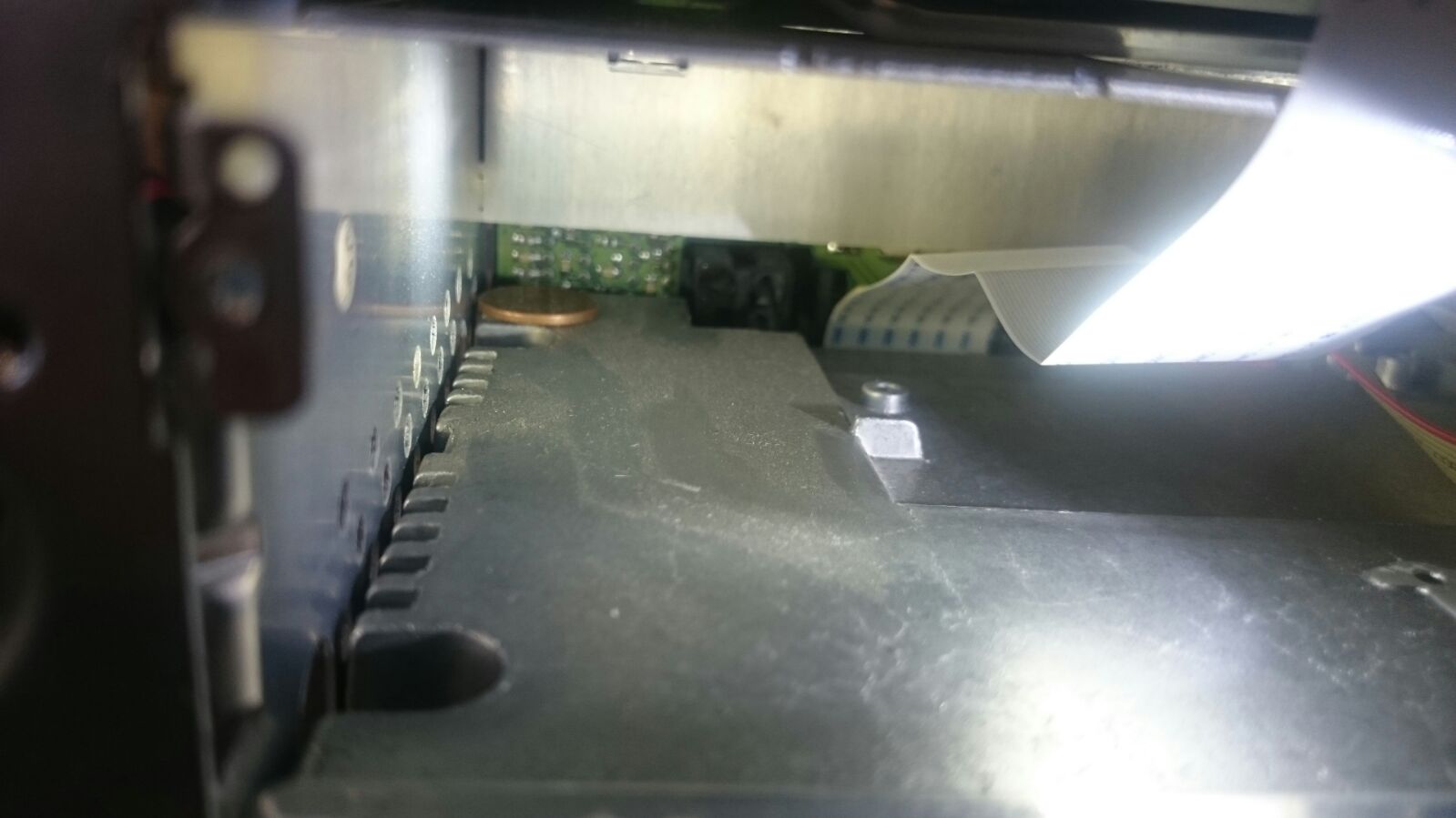 Dit muntje van 5cent ín de radio is de oorzaak van de storing, met een uitvallend instrumentenpaneel tot gevolg.