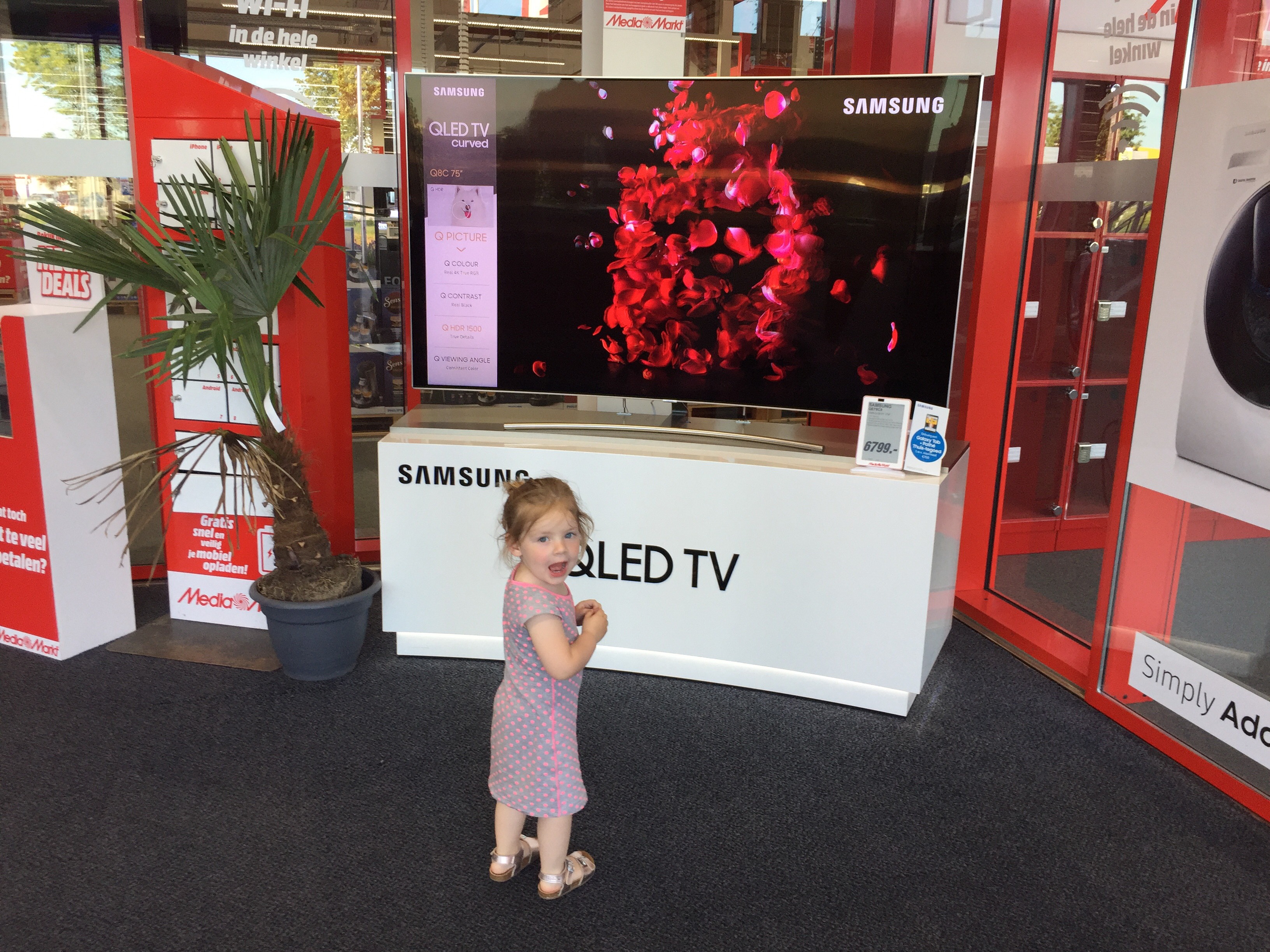 Mooi die nieuwe multimedia zoals deze Samsung Qled tv. Kosten: € 6799,-. En dat levert keuzes op. Is duurder altijd beter? Of valt dat wel mee?