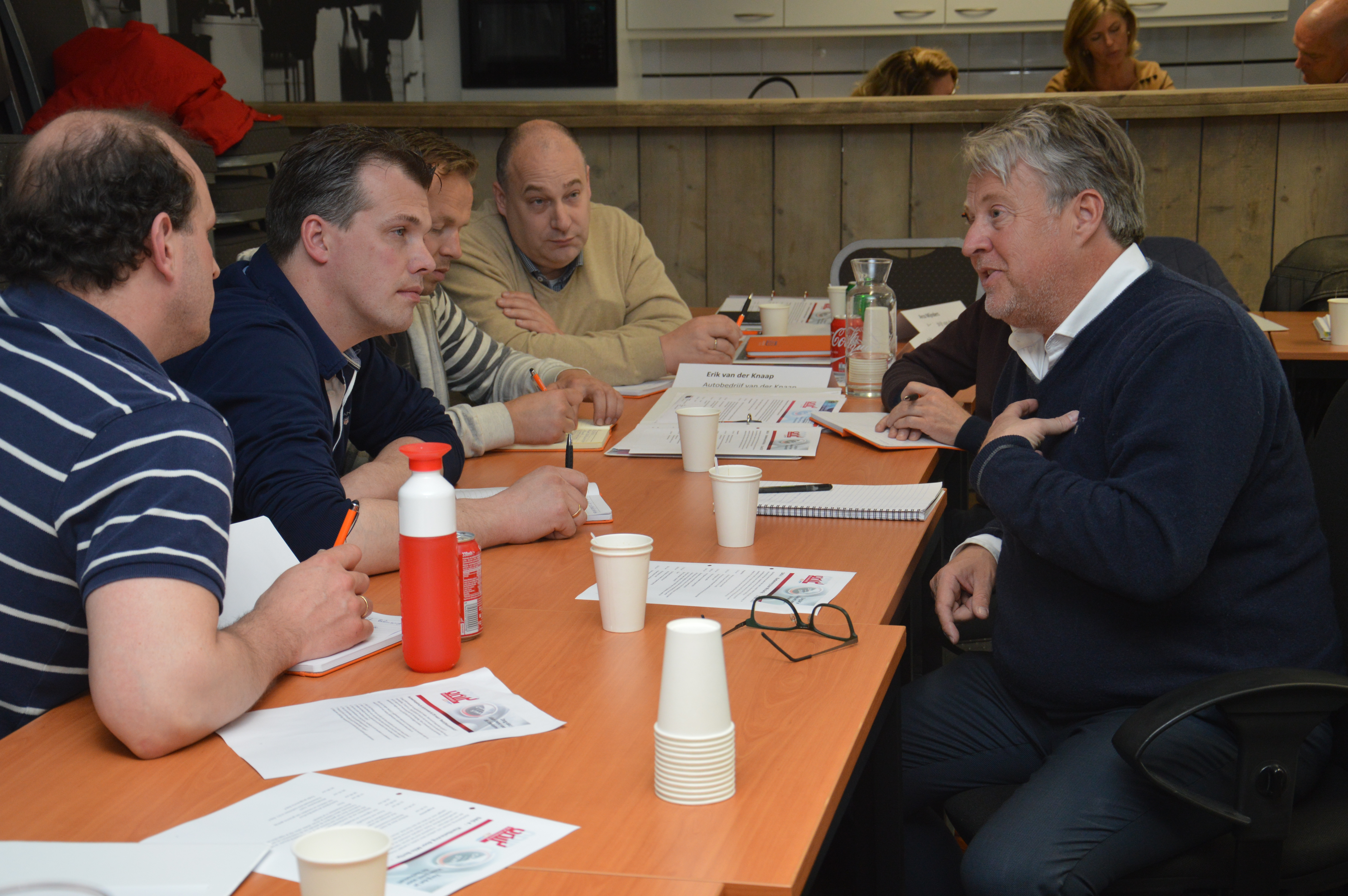 Aan de slag in groepjes. Trainer Milo Berlijn helpt een handje.