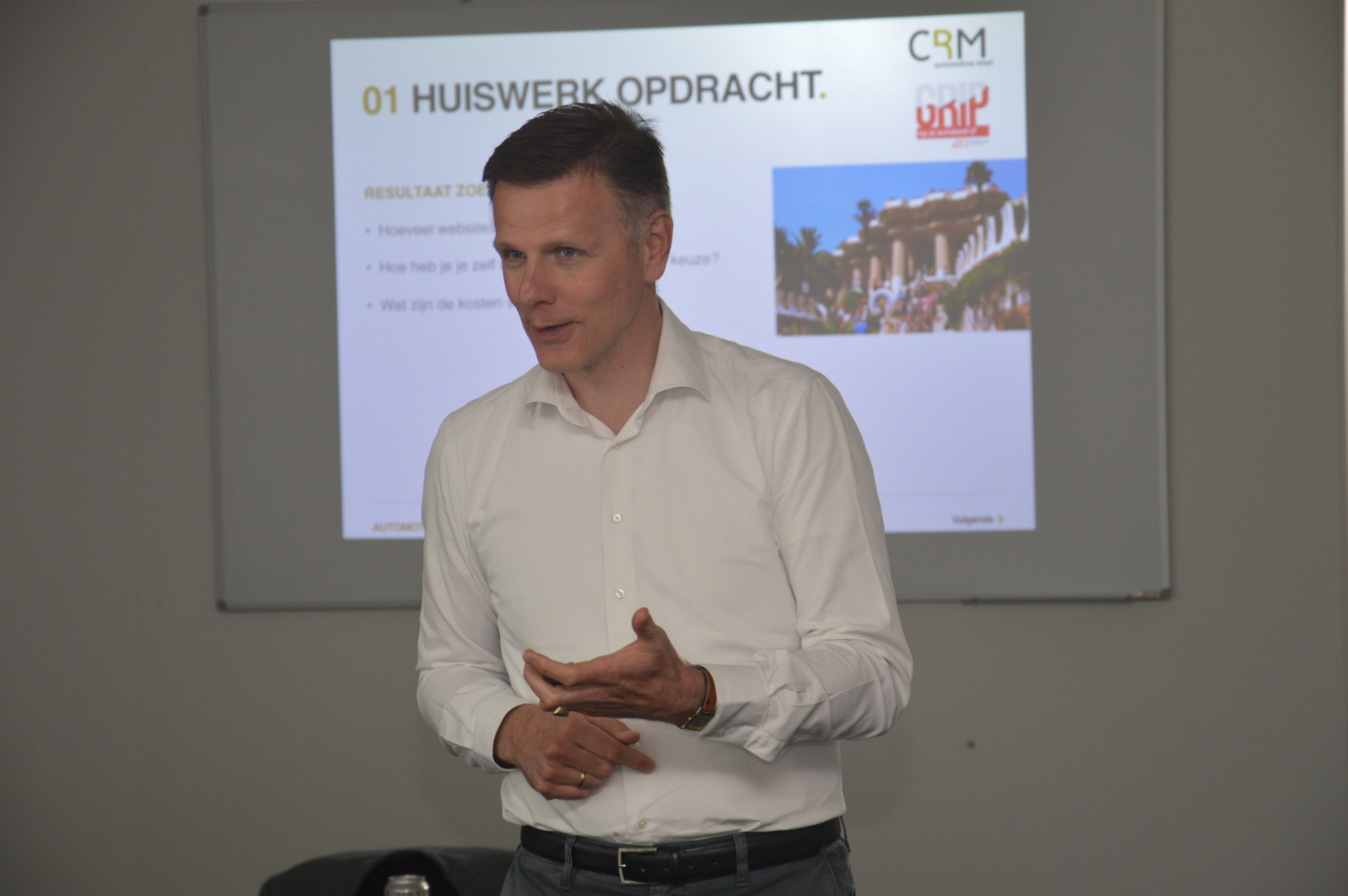 Michel van Roon, docent marketing stelt zich voor aan de cursisten.