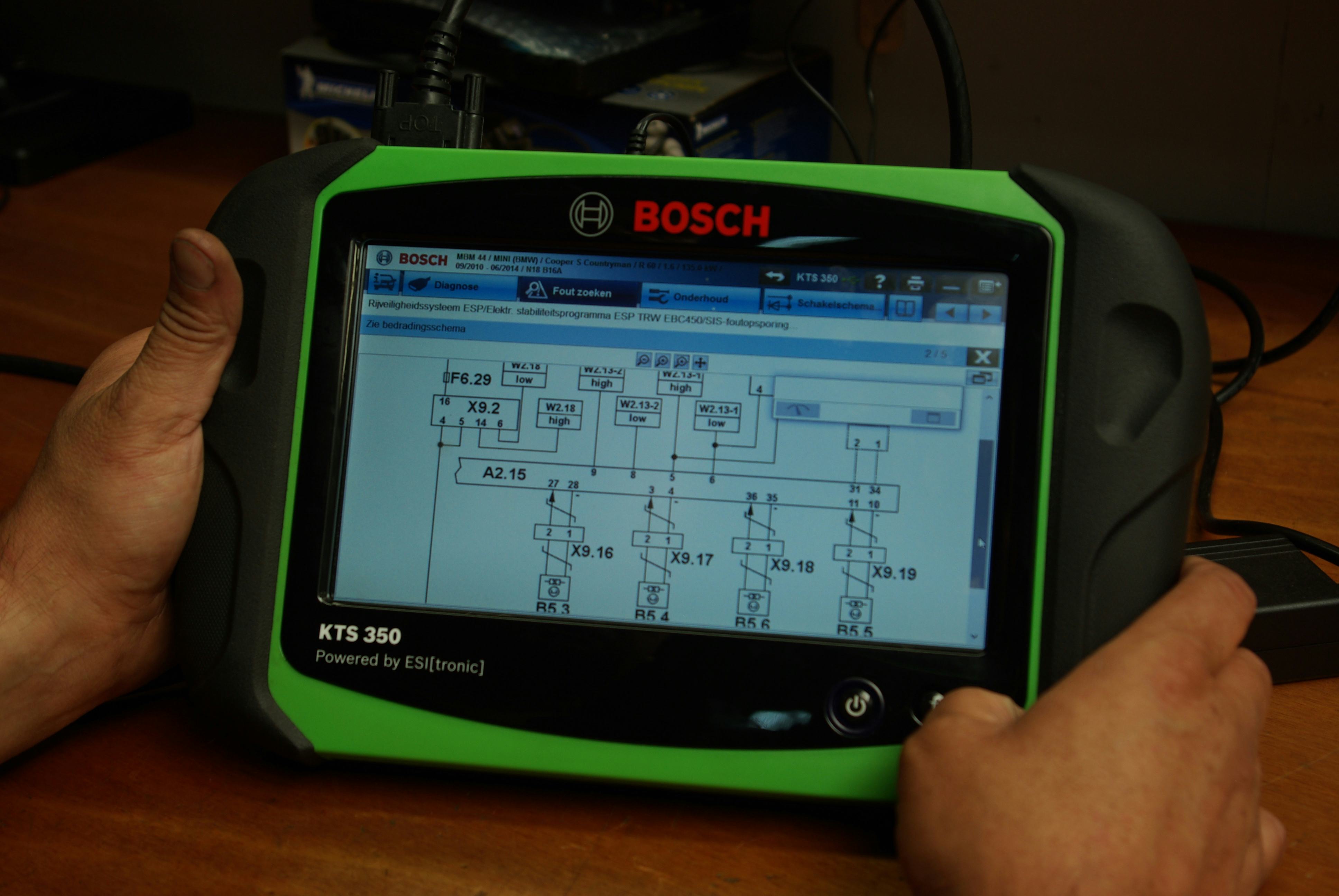 Anton van der Linden unboxte de KTS 350 in AMT 7/8. Hij was enthousiast over de tester, en minder over de Helpdesk. Maar dat lag niet aan de Helpdesk…