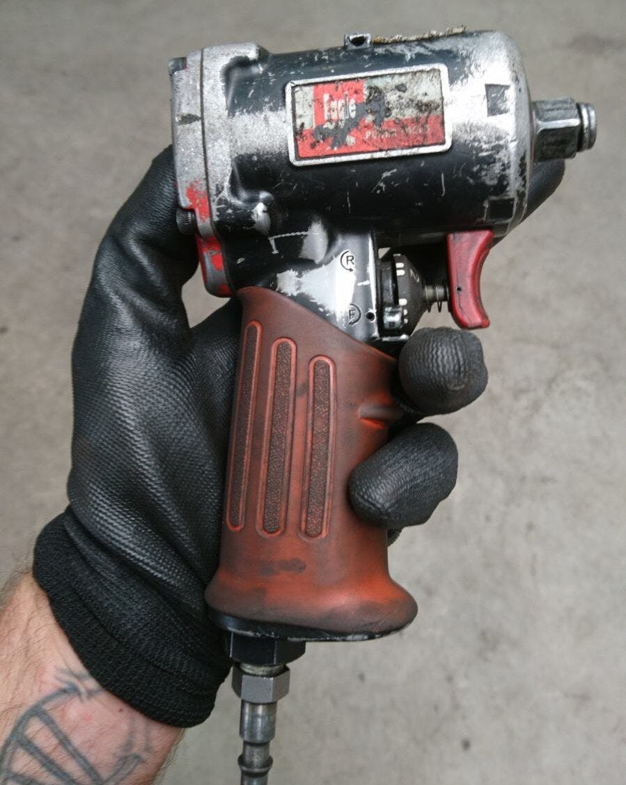 "Ik heb zo'n mooi klein luchtsleuteltje, compact, megasterk en lekker stil", zegt Topmonteur Martijn Bom.