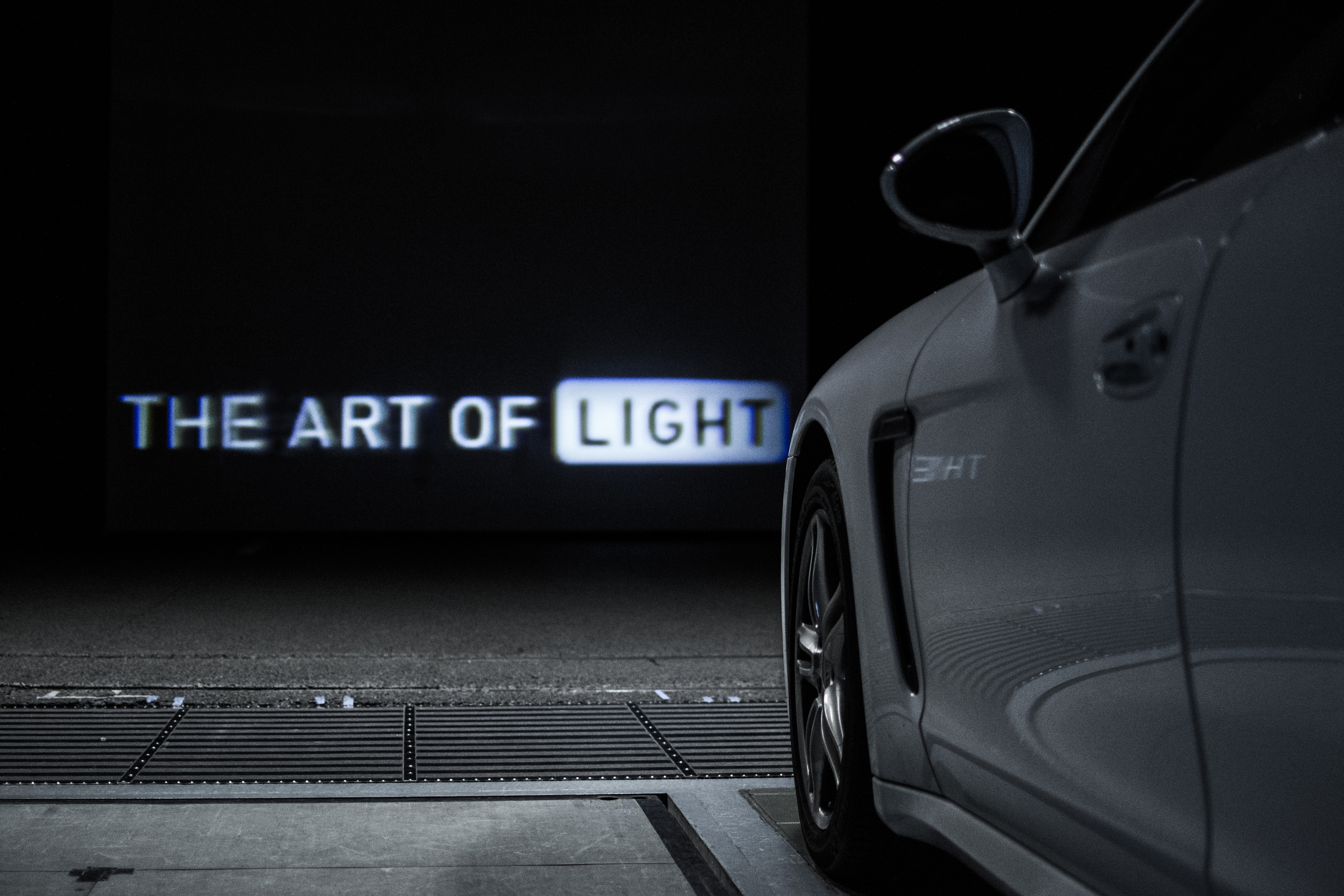 En dit kun je ermee, met licht geschreven in Hella’s lichttest tunnel. Duidelijk genoeg, met 30.000 lichtpuntjes.