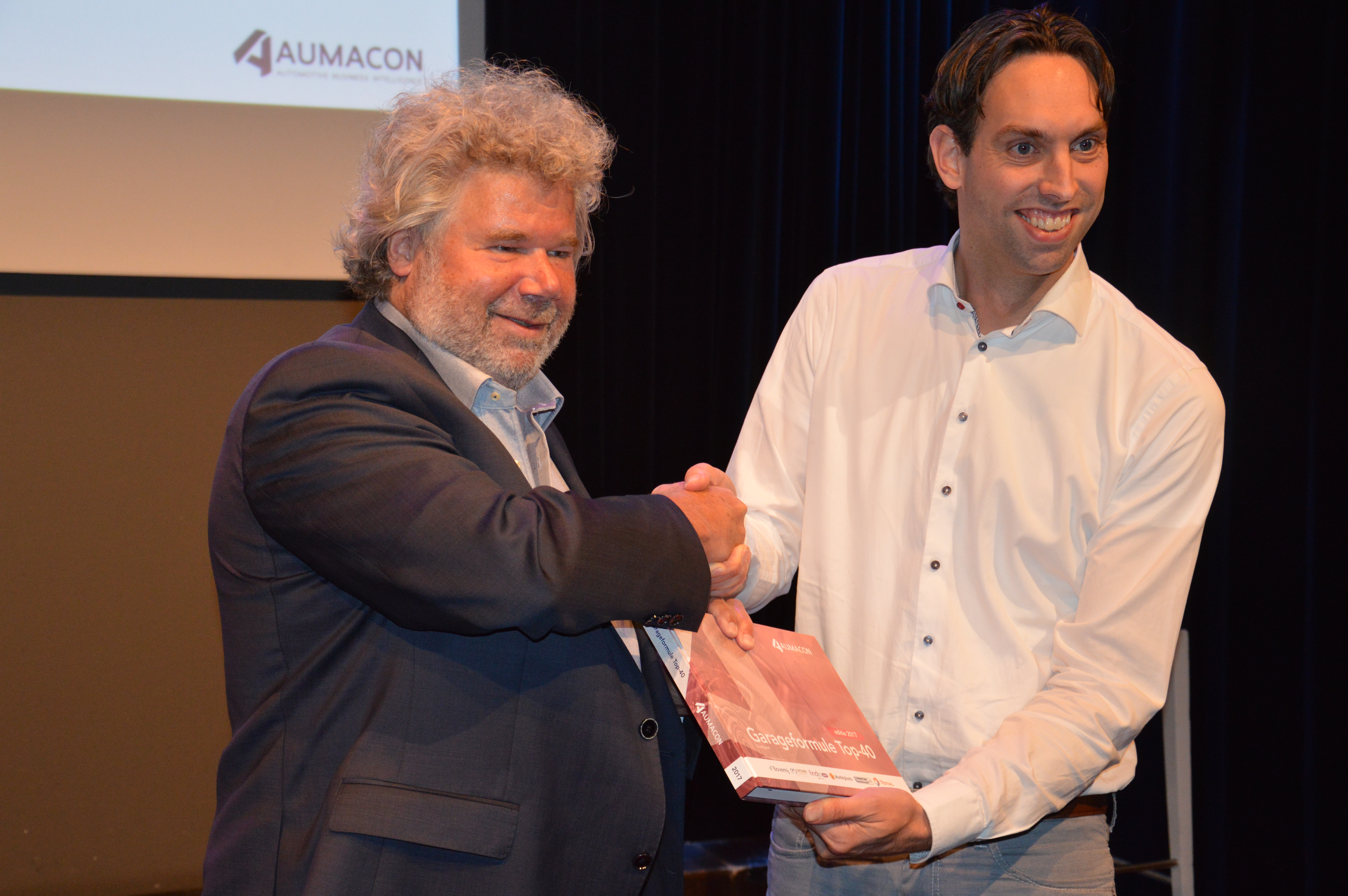 Namens branche-automatiseerder en sponsor Customer Connect overhandigd Clemens van Dorp het eerste exemplaar van de Aumacon Garageformule Top-40 2017. 
