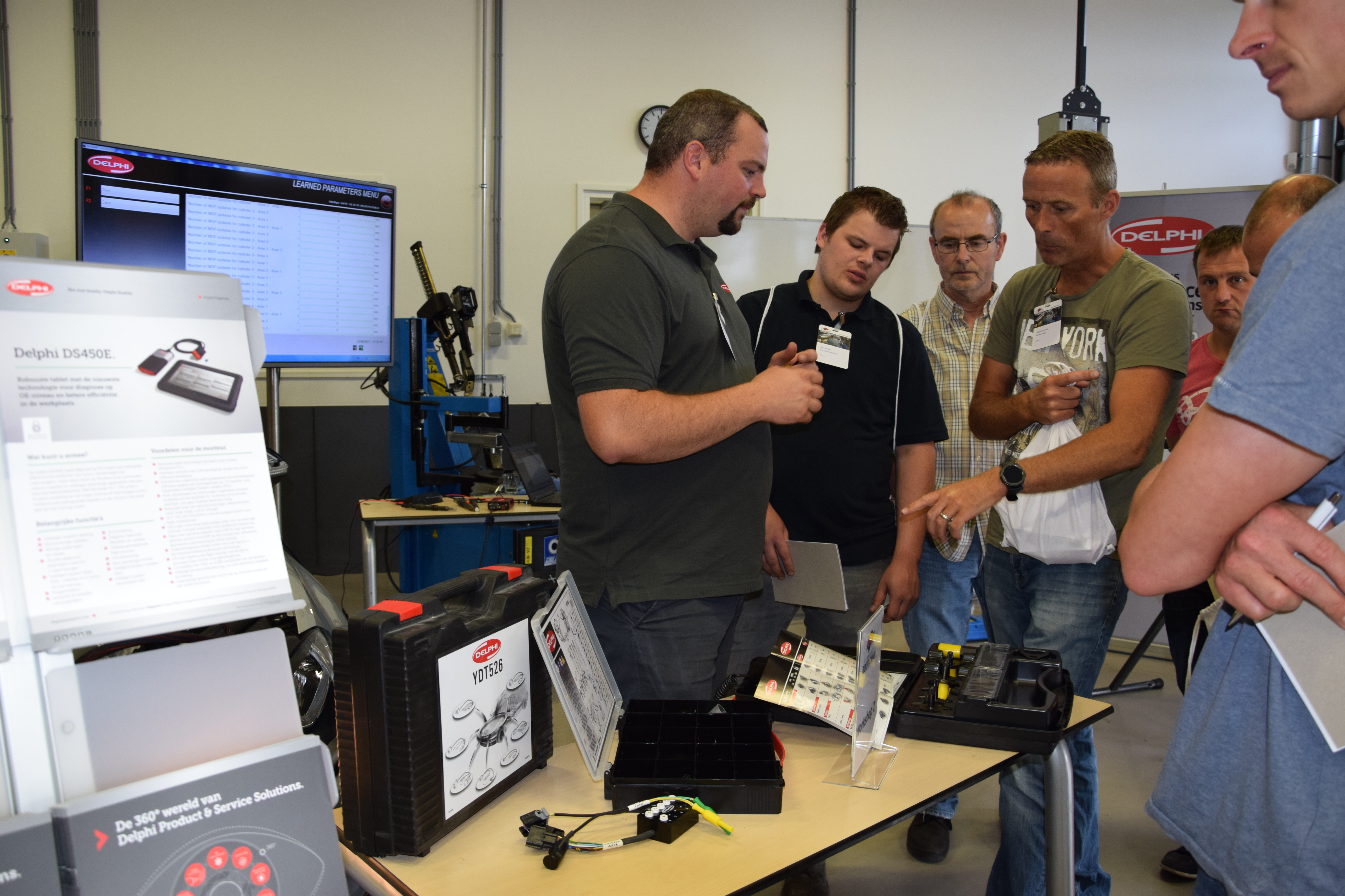 Jerome Lison legt uit wat er allemaal bij komt kijken om een dieselinjector juist ingesteld te krijgen.