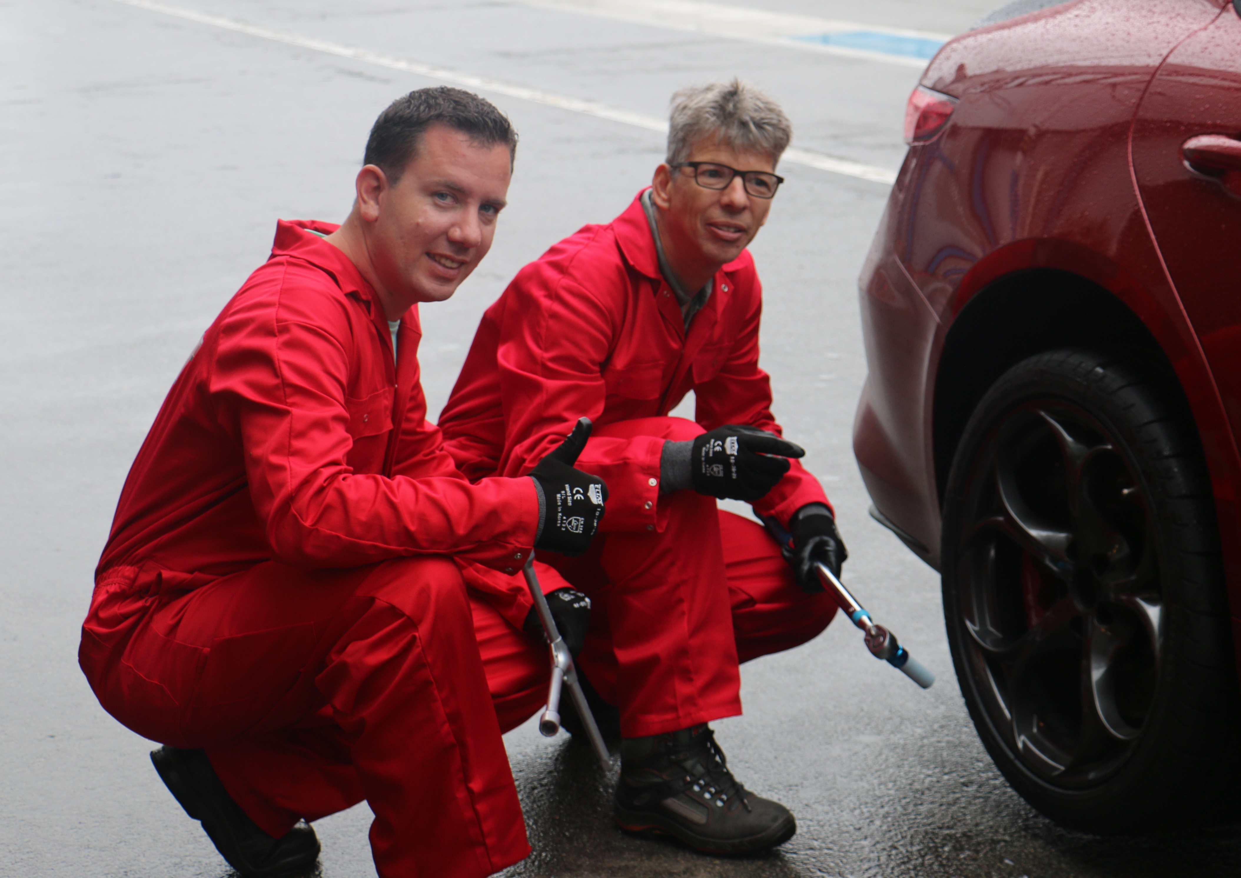 Hoe snel wissel jij samen met je collega's vier wielen? Wij, met 'ouderwets' handgereedschap, deden er 03:10 minuten over. 