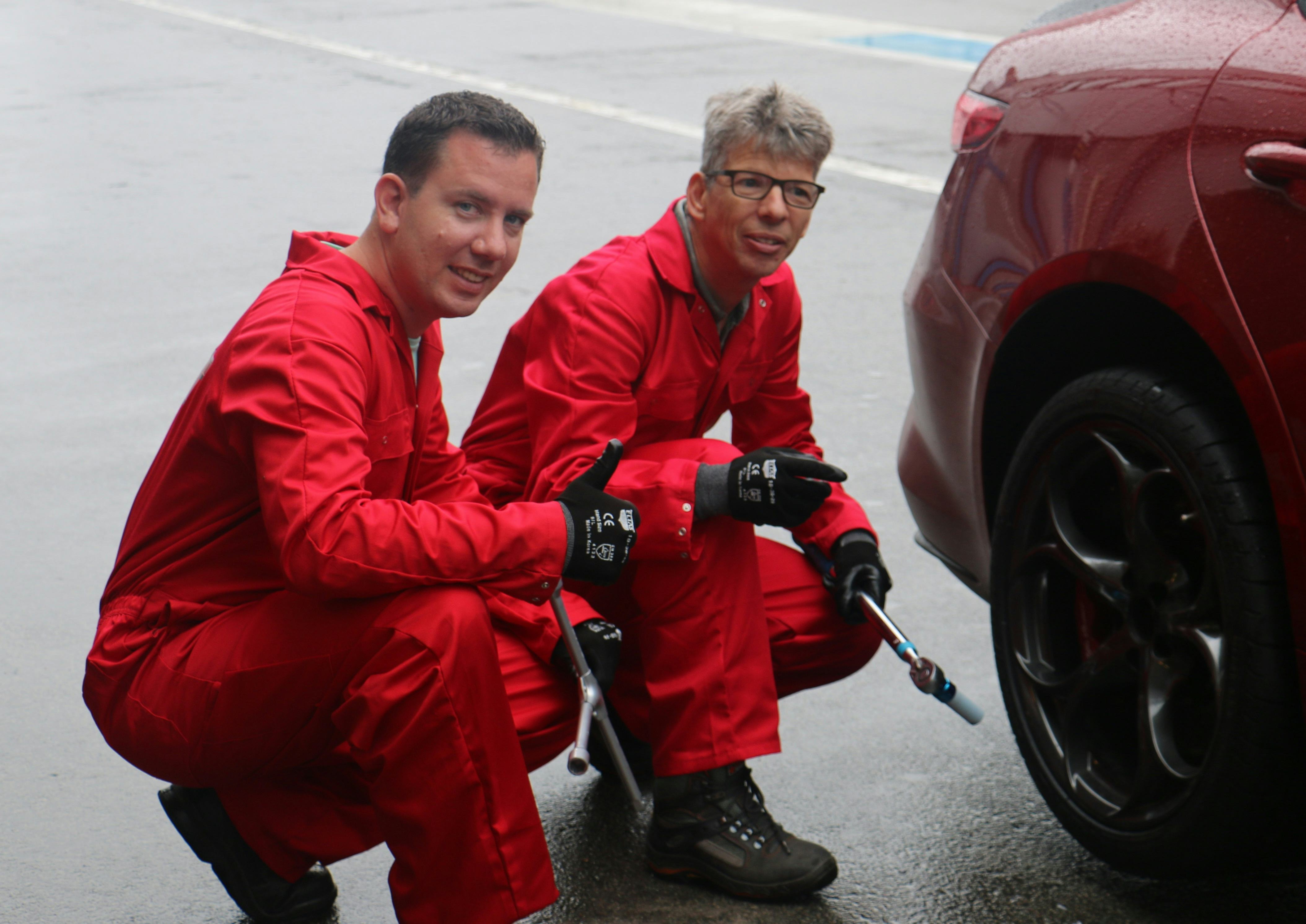 Hoe snel wissel jij samen met je collega's vier wielen? Wij, met 'ouderwets' handgereedschap, deden er 03:10 minuten over.