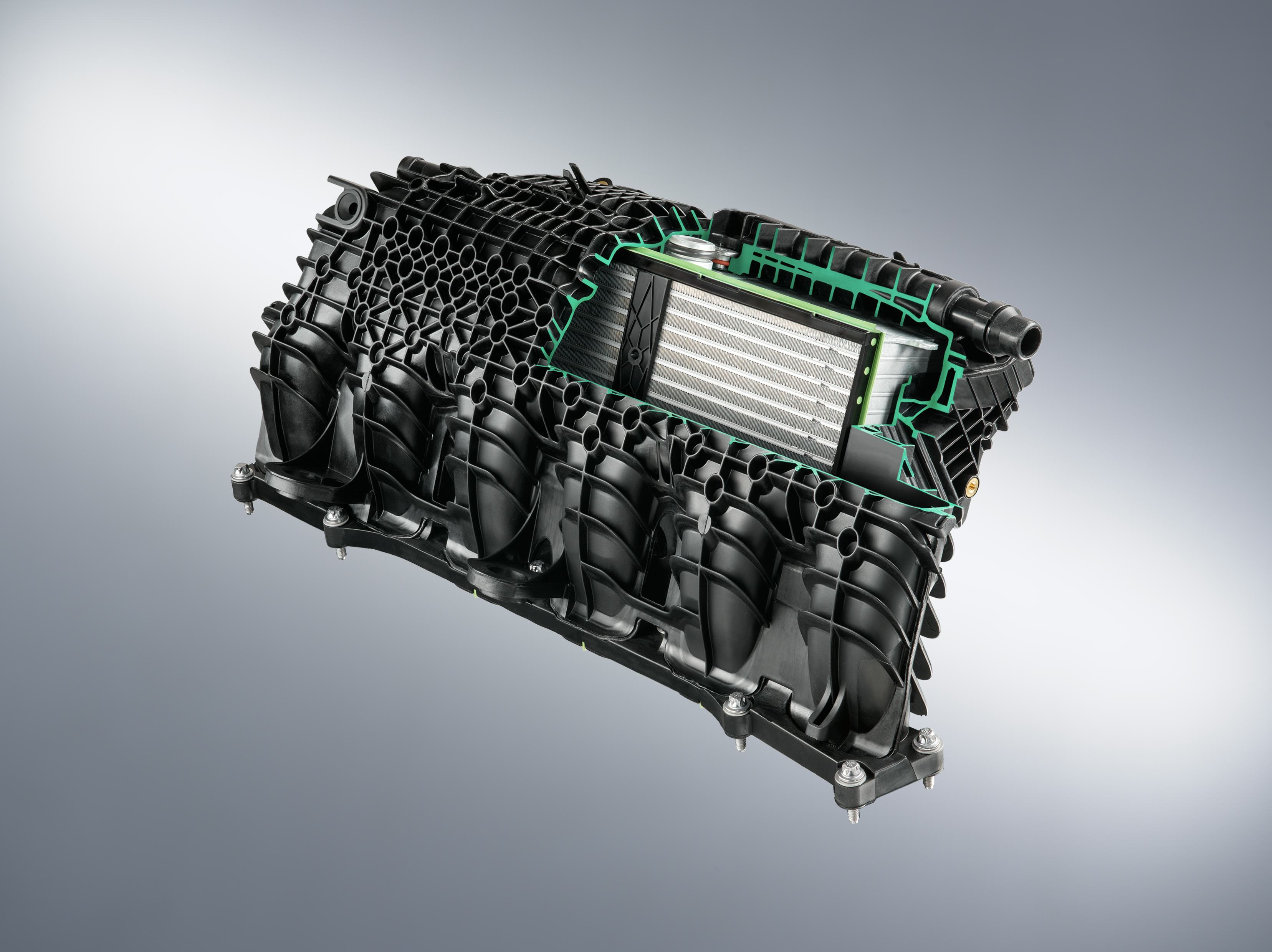 Heel veel ribben buitenop helpen het kunststof spruitstuk aan genoeg sterkte, ribben binnenin geleiden de druklucht optimaal naar de zes inlaatbuizen.