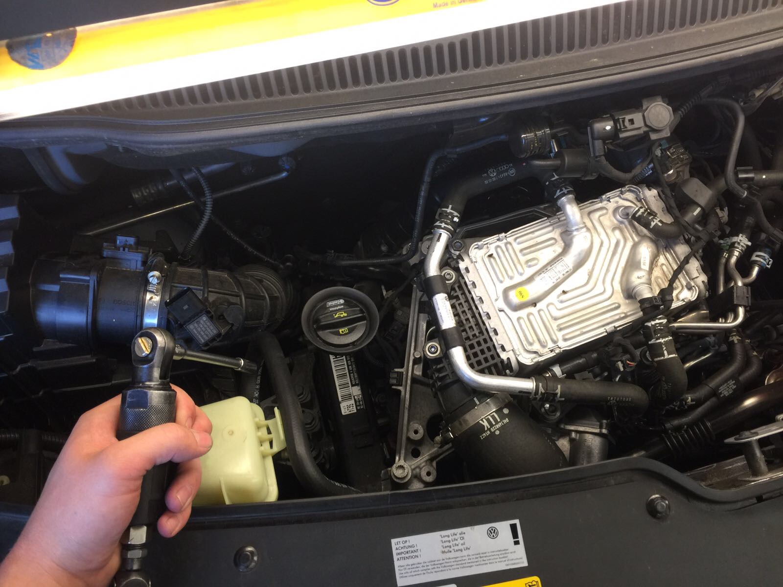 Snel handgereedschap: haakse luchtsleutel met ratel en lange dop.