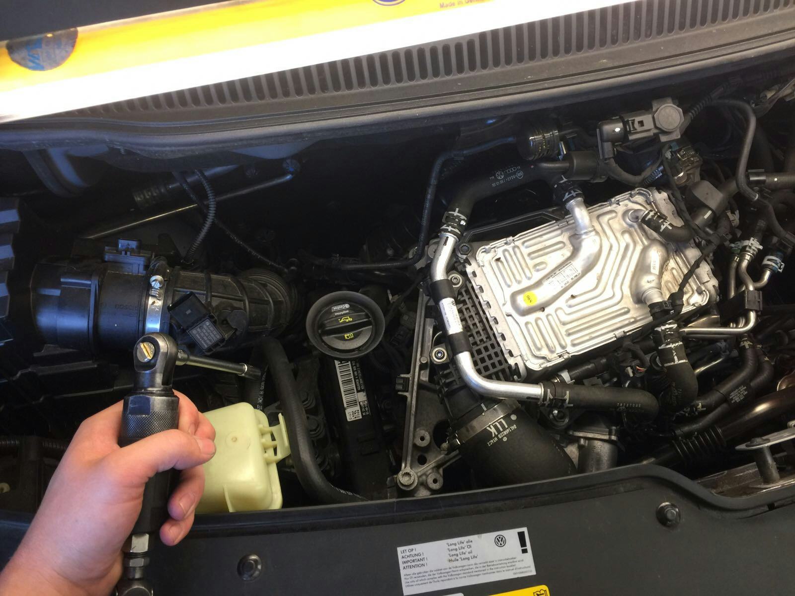 Snel handgereedschap: haakse luchtsleutel met ratel en lange dop.