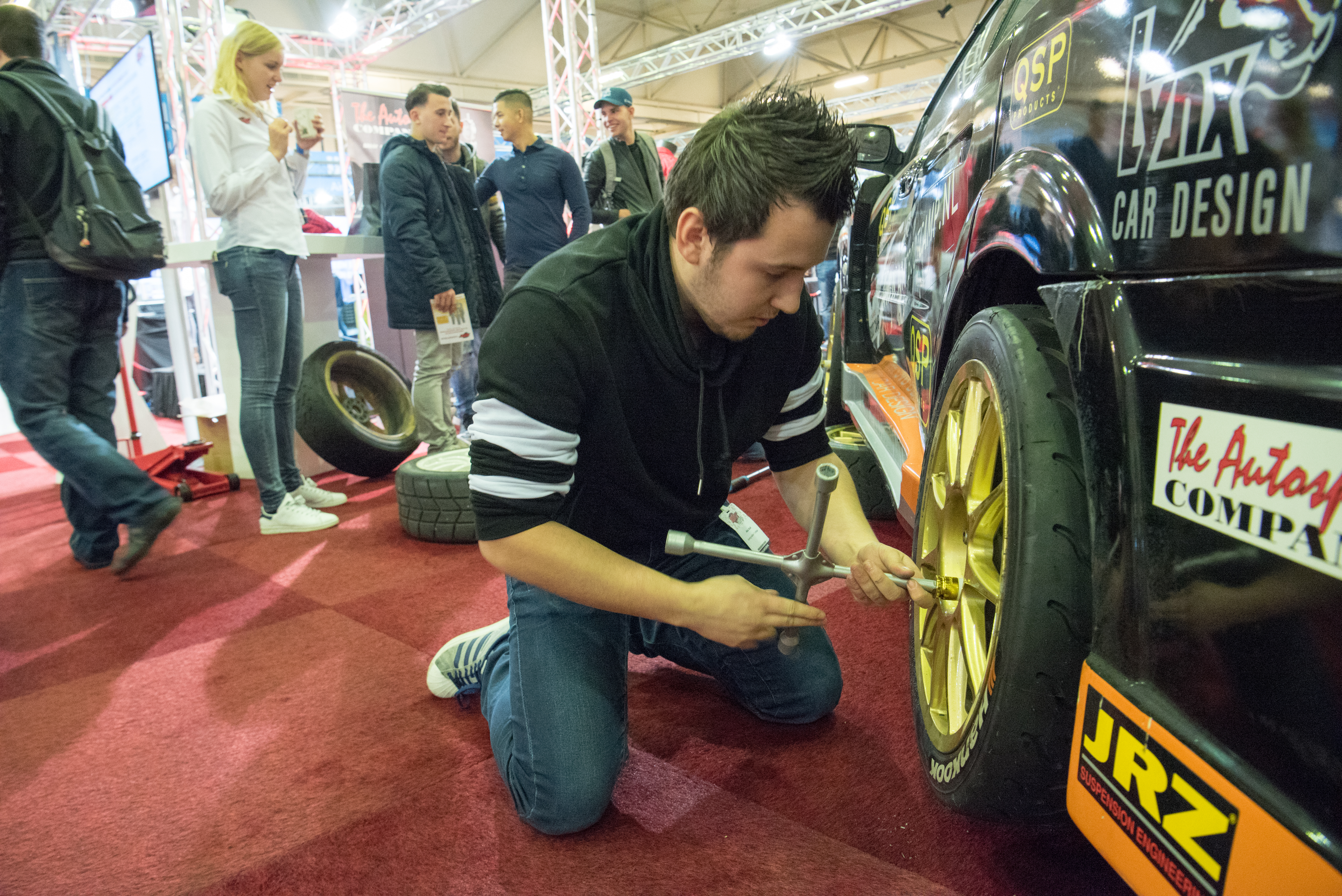Even een bandje wisselen. Klinkt simpel, maar onder tijdsdruk en met gebruik van alleen handgereedschap toch een hele uitdaging.