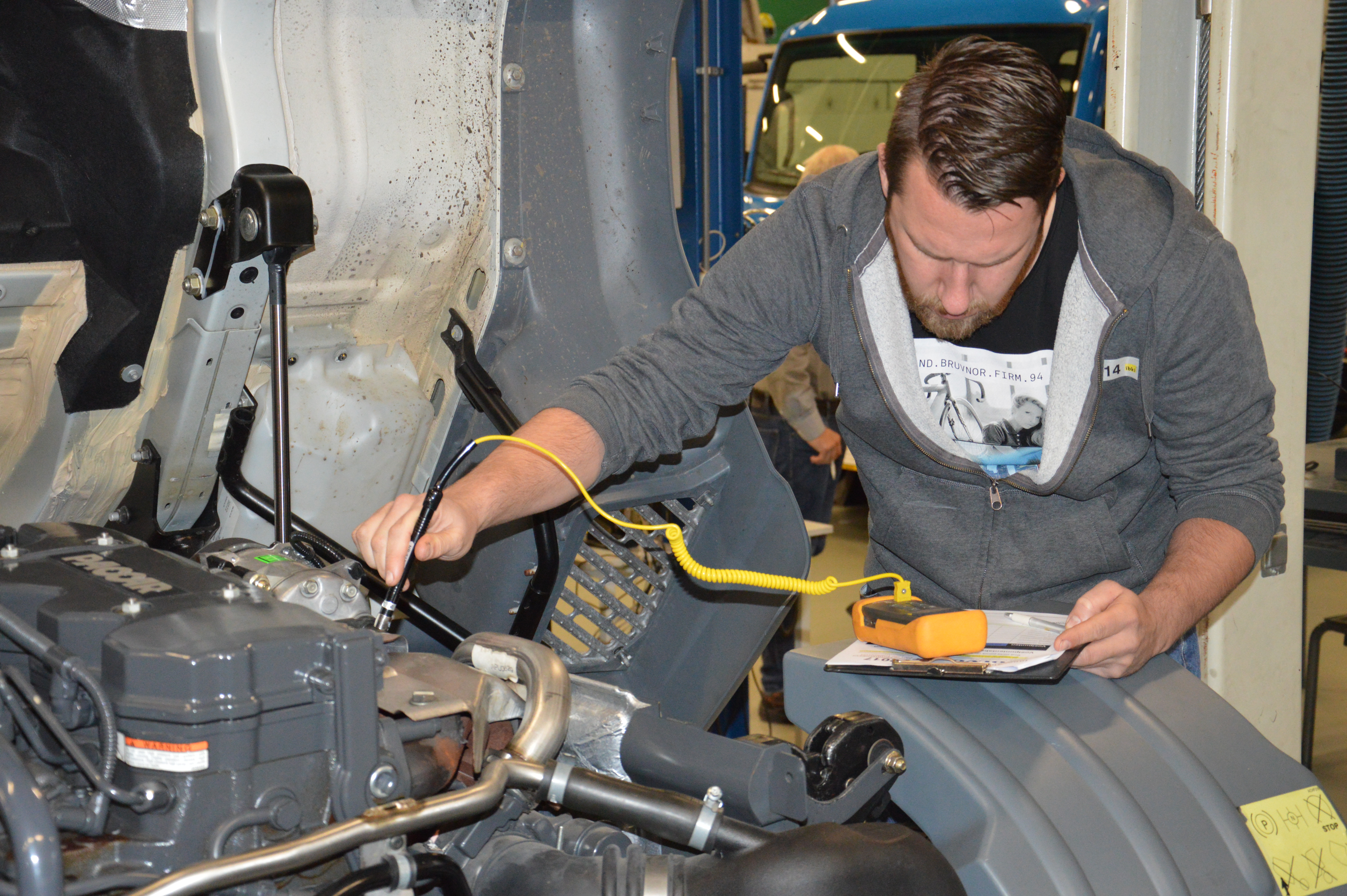 Bedrijfsautotechnicus Martijn van Veen in actie met de airco-installatie van de DAF tijdens de halve finale in 2017. Martijn eindigde vorig jaar als tweede. Dit jaar is hij weer gesignaleerd in de resultaten van 'Bedrijfsautotechnicus van de Toekomst'. Lukt het hem de finale ook dit jaar te bereiken?
