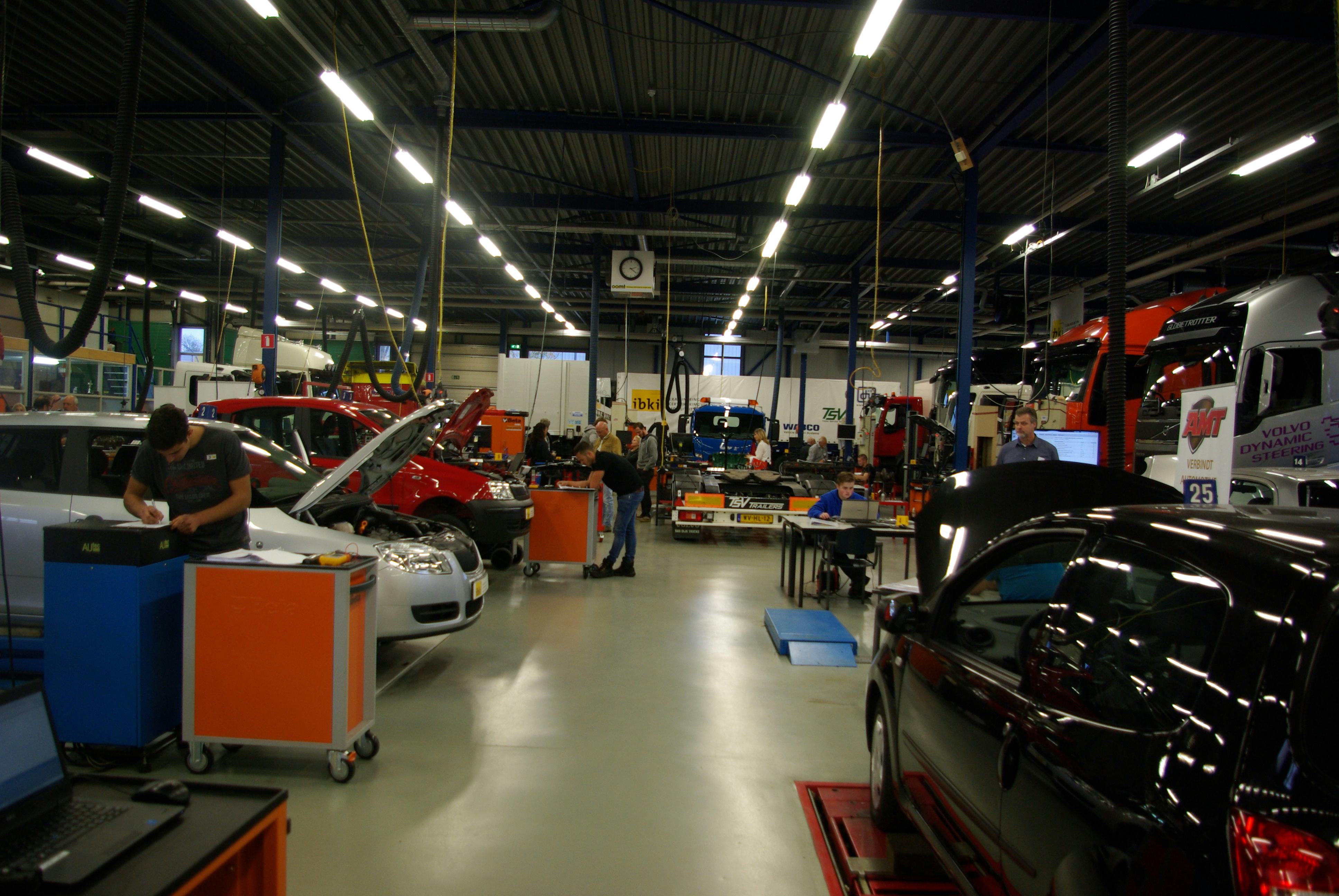 Een goedgevulde examenwerkplaats bij Innovam. IBKI heeft in samenwerking met Volvo Trucks, de opdrachten samengesteld. Uitdagend en dichtbij de dagelijkse praktijk is hun doel. Dat is hen bij de halve finale weer goed gelukt.