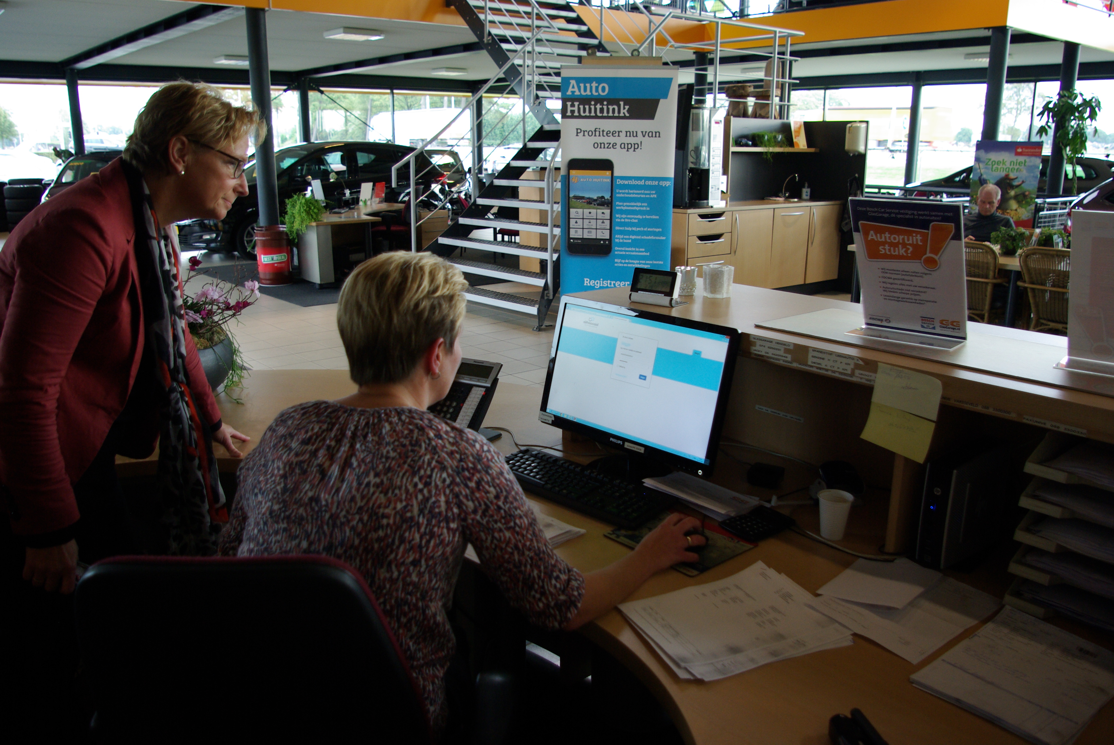 Berichten vanuit de app komen binnen op de computer. Veel berichten kunnen Monique en de telefoniste ook beantwoorden. Dat betekent minder belasting voor de werkplaatsreceptionist.