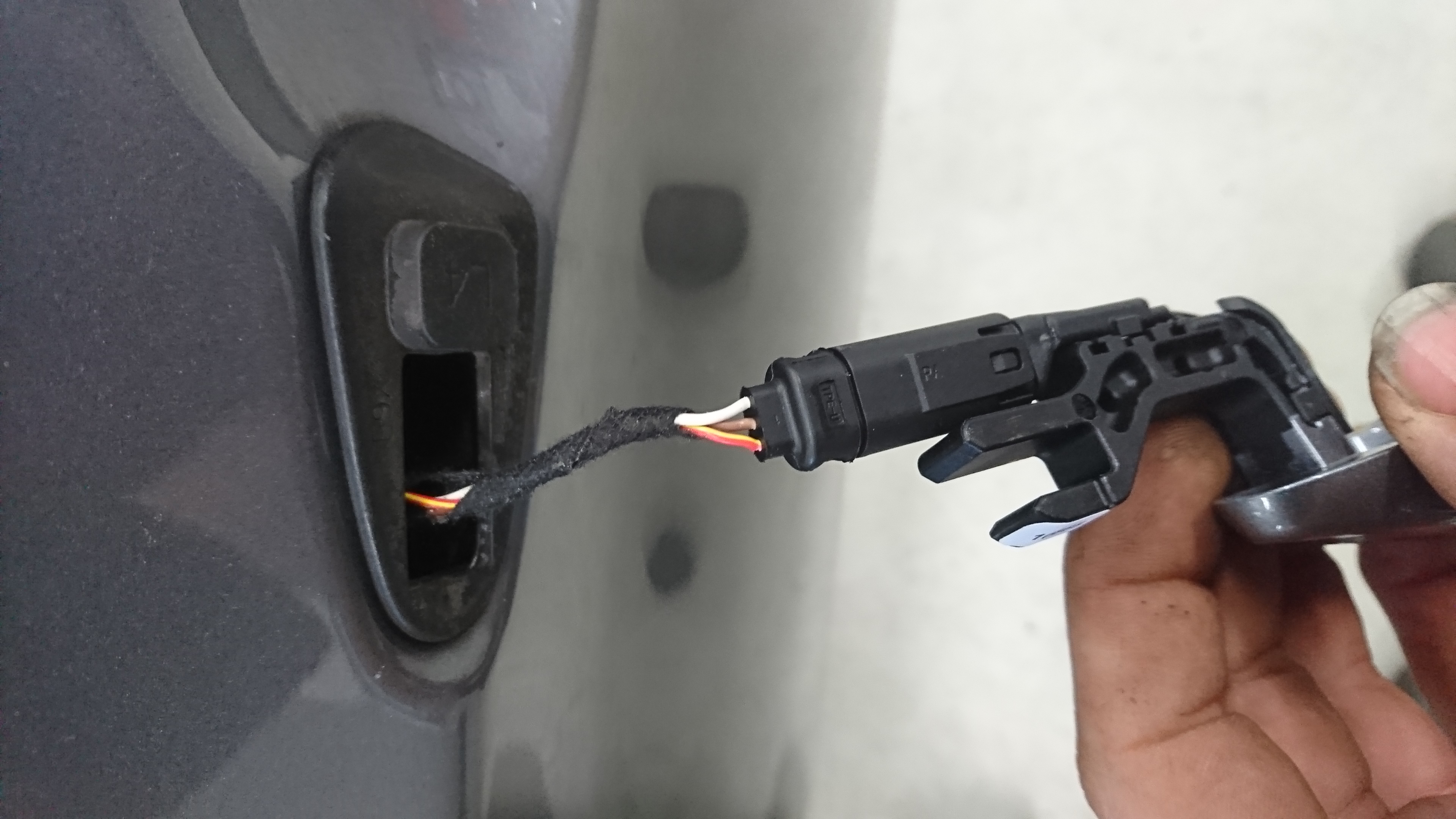 Eerst deur open en dicht, dan pas starten? Wat is er aan de hand met deze BMW E90? Diagnosespecialist Bjorn Scholten zoekt het uit.