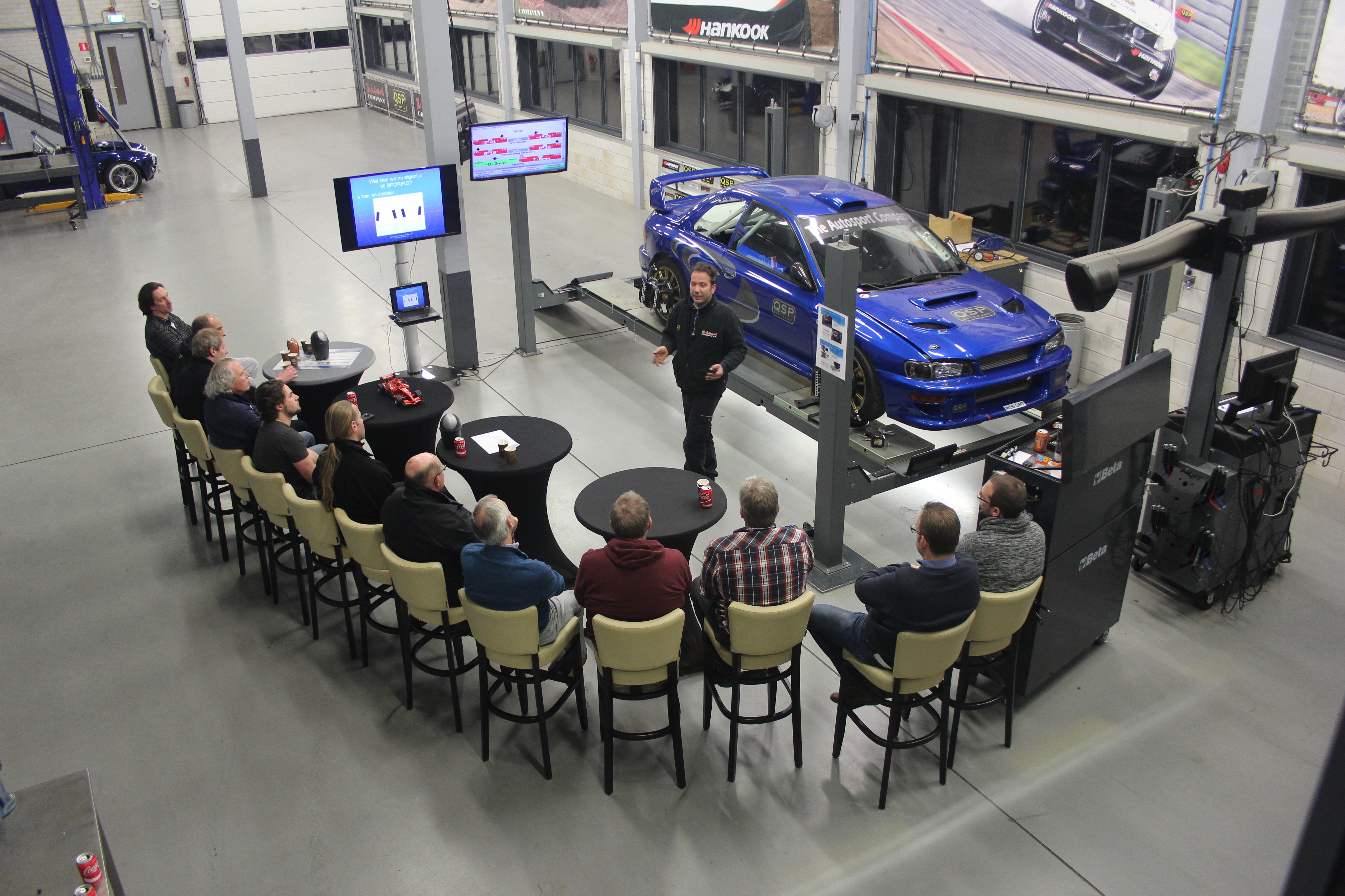 Praktijkgerichte trainingen voor kleinere groepen. Meer aandacht van de docent én natuurlijk zelf aan de slag. Met uitlijnen bijvoorbeeld.